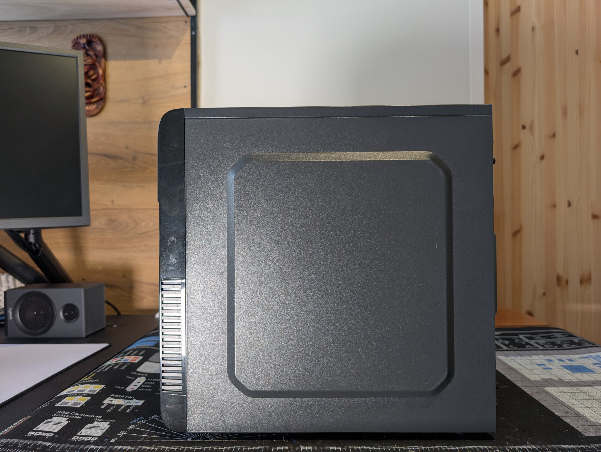 Pelikone toisesta sivusta kuvattuna