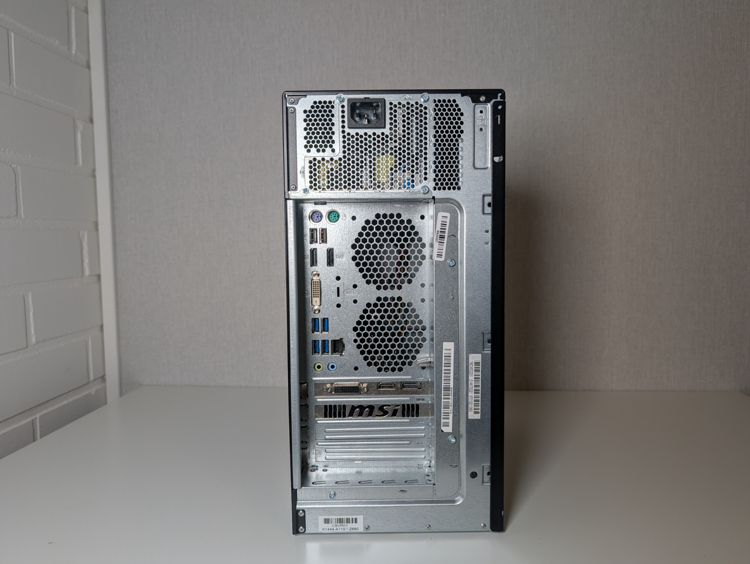 Pelikone takaa kuvattuna, liitännät