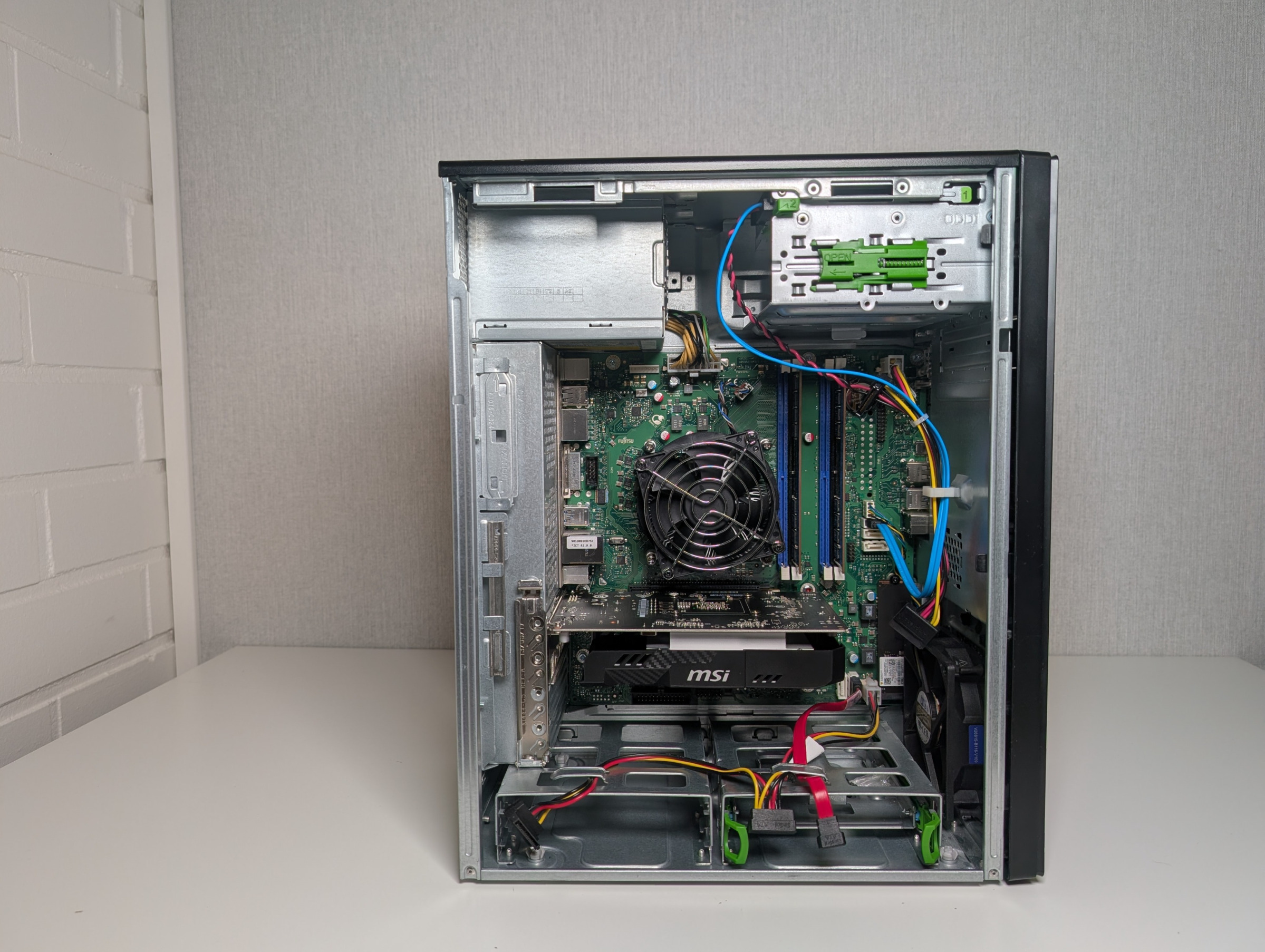 Pelikone sivusta kylkipaneeli irroitettuna