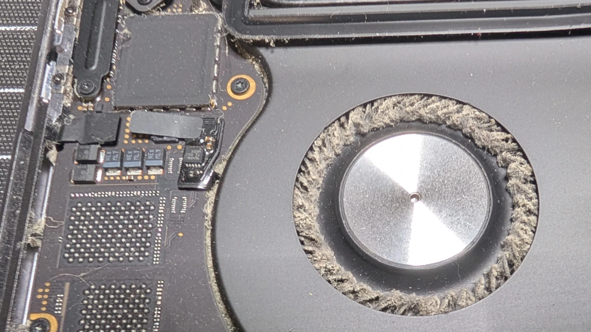 Kannettava tietokone vuosihuolto - puhdistus