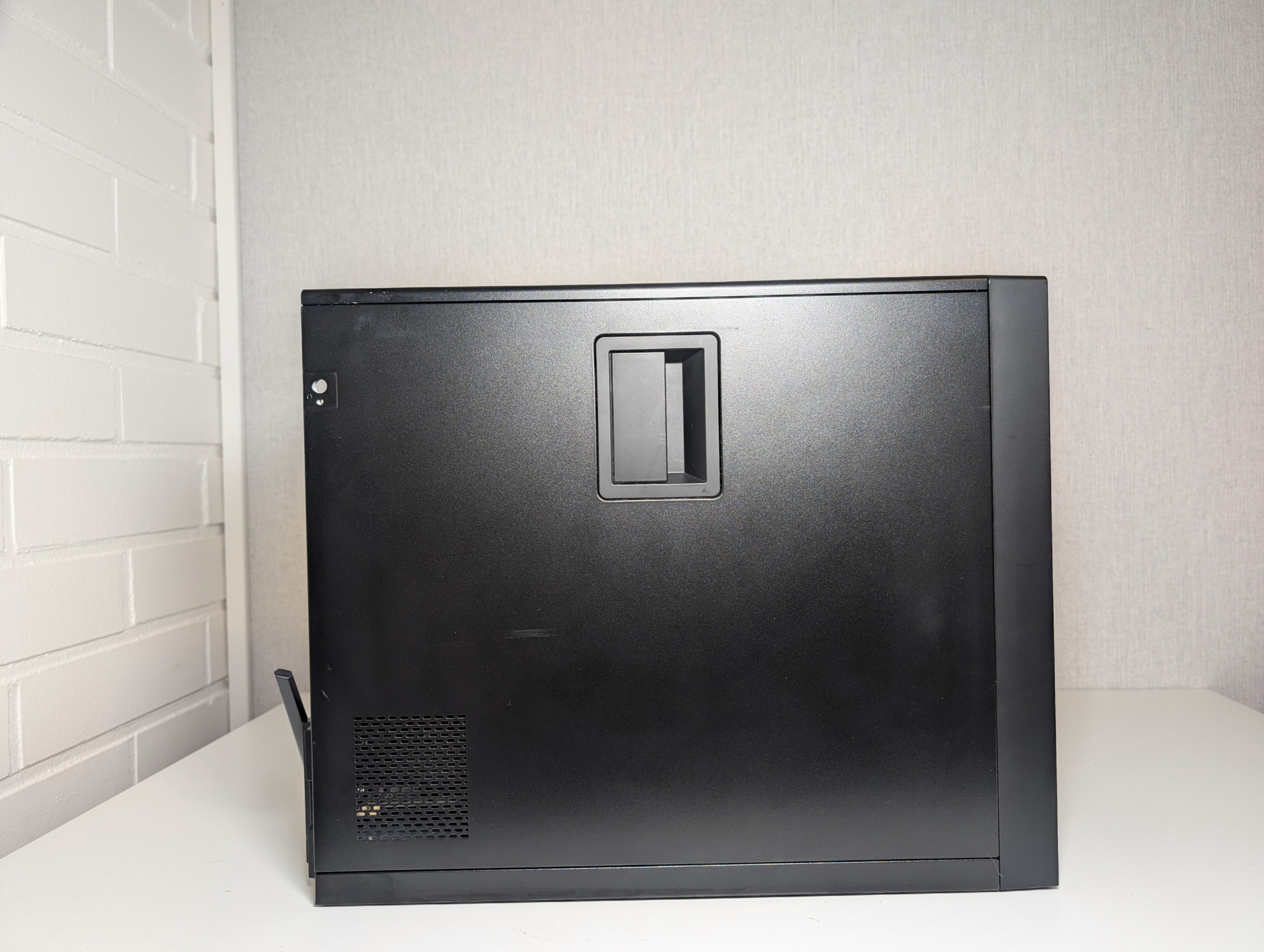 Pelikone sivulta kylkipaneeli paikallaan