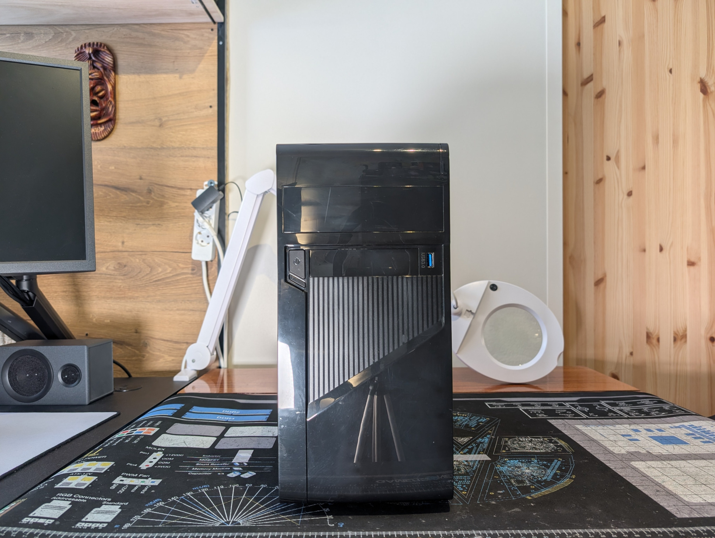 Pelikone edestä kuvattuna