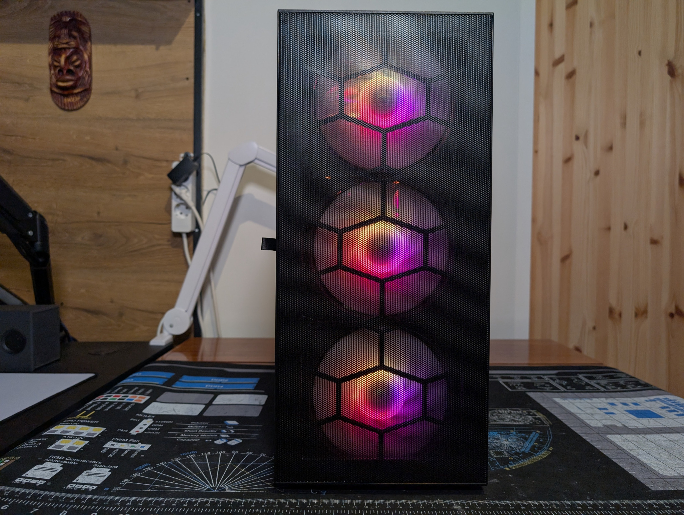 Pelikone edestä kuvattuna