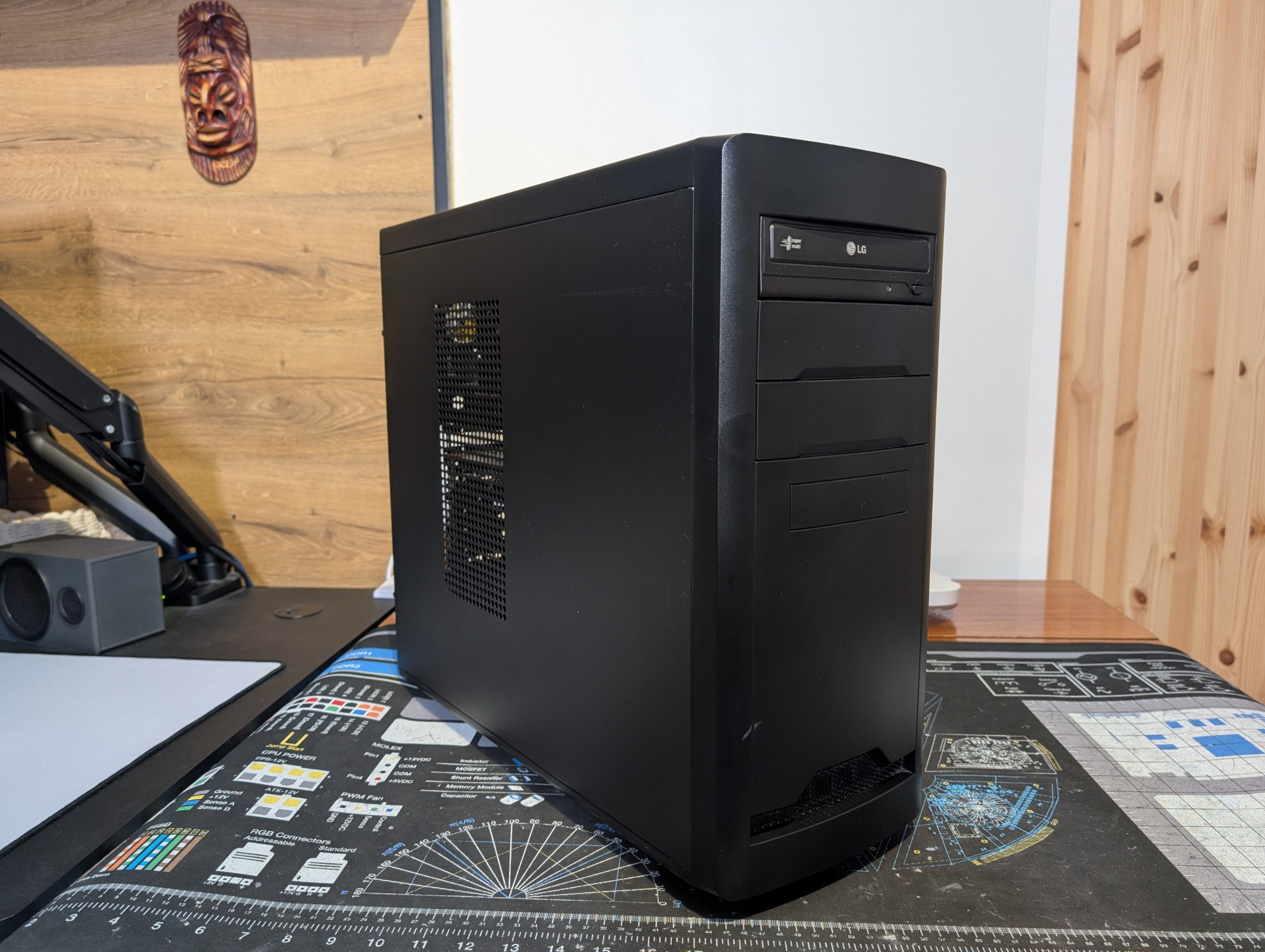 Pelikone viistosta kuvattuna