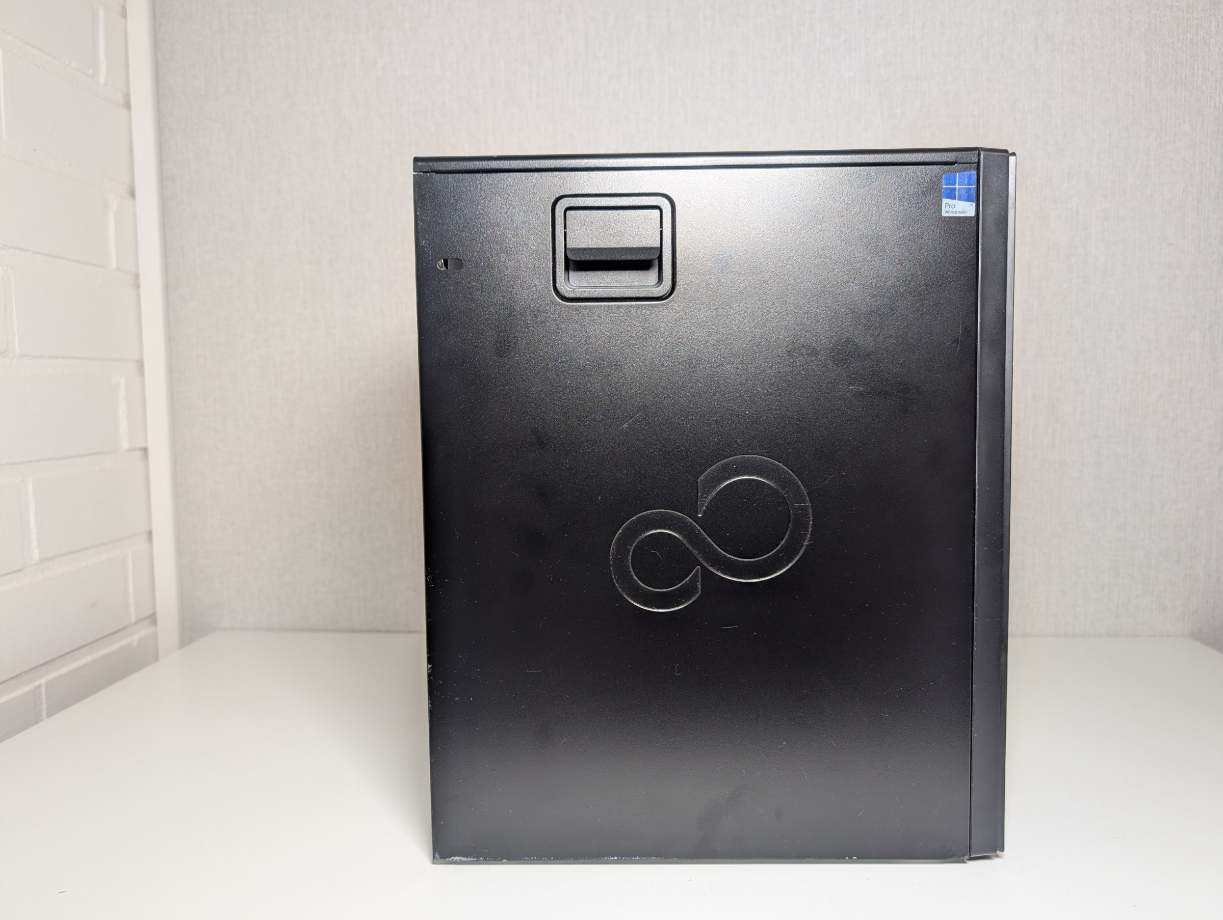 Pelikone sivulta kylkipaneeli paikallaan