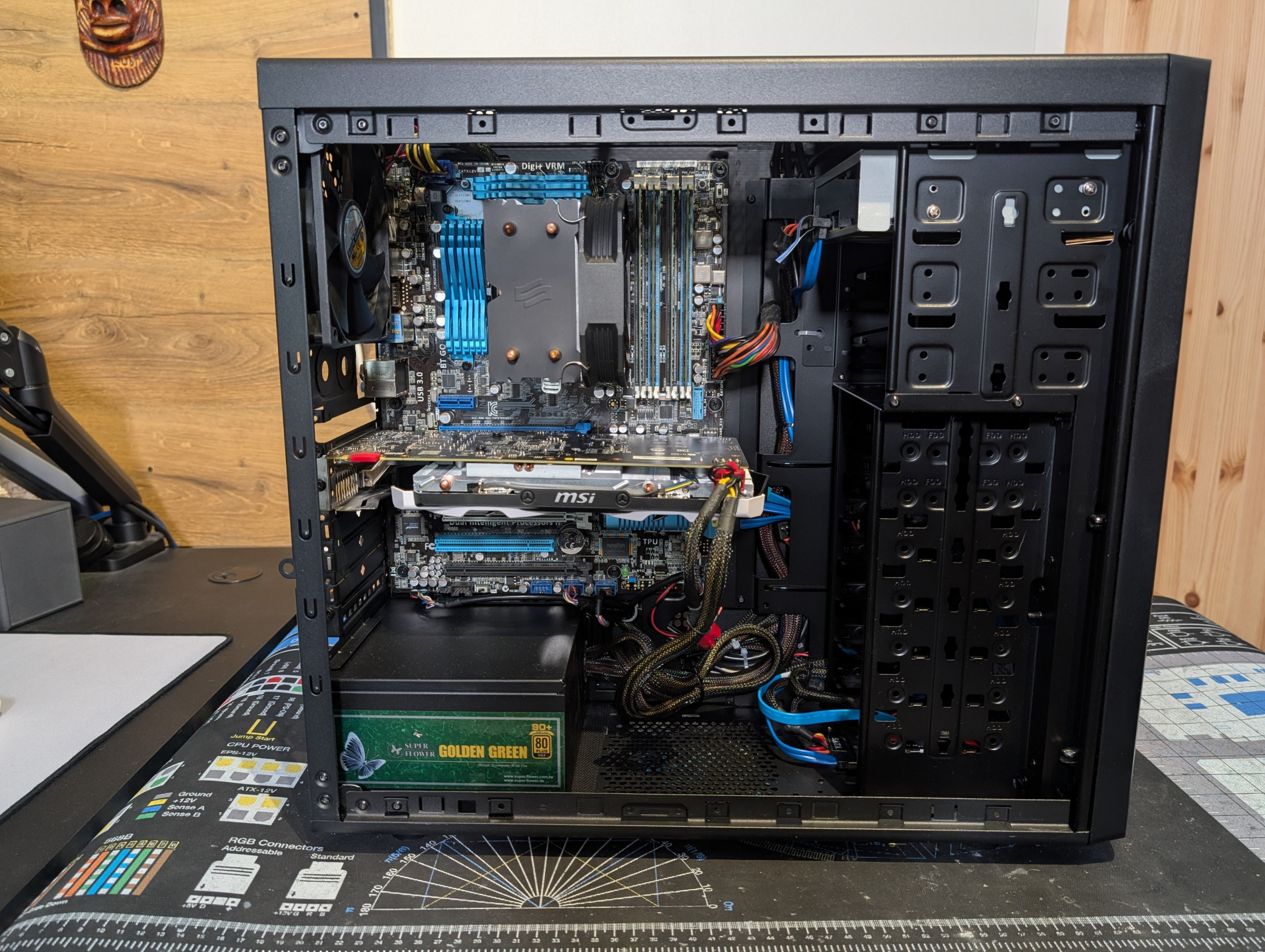 Pelikone sivusta kuvattuna, kylkipaneeli irroitettuna