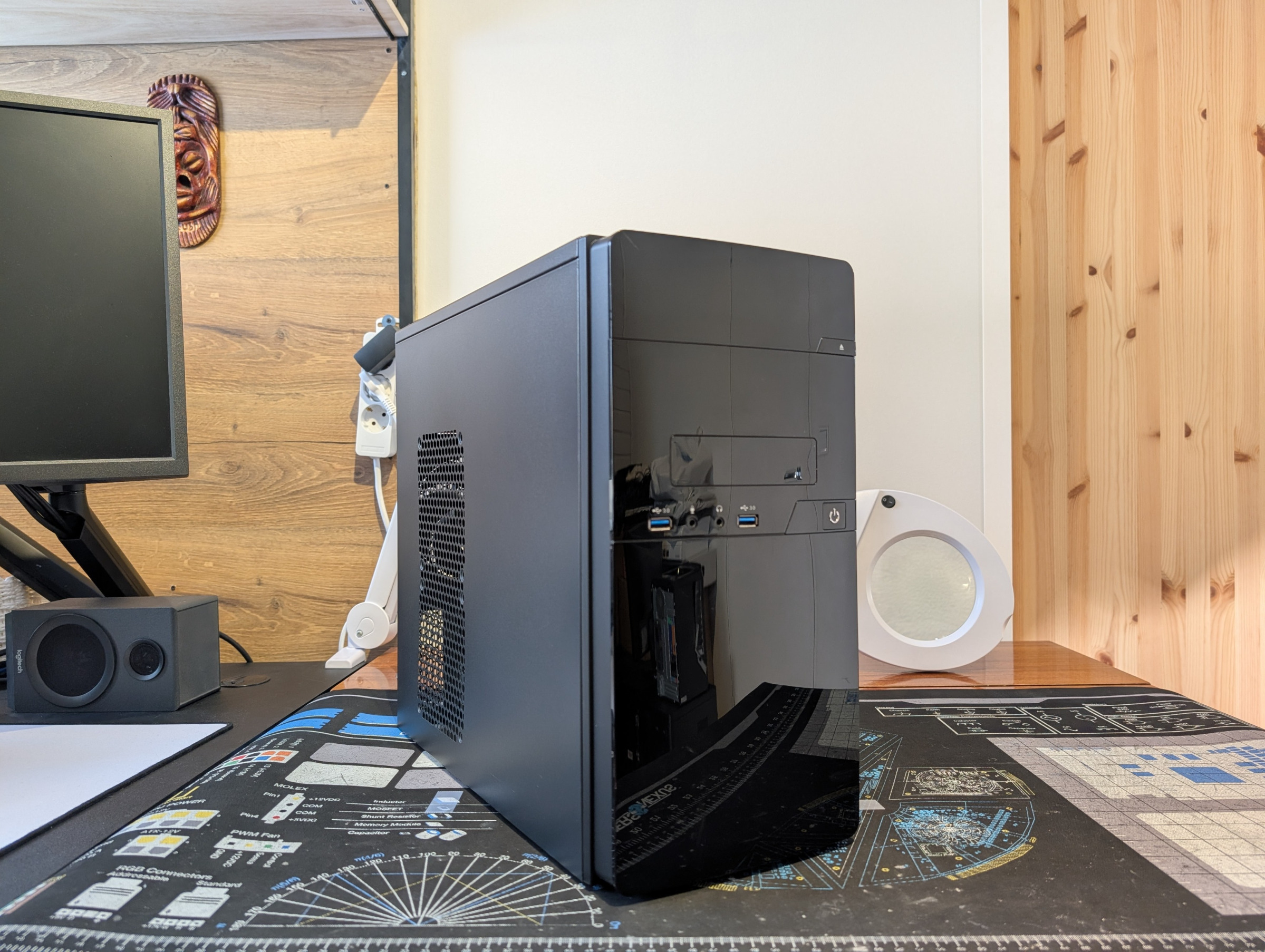 Pelikone viistosta kuvattuna