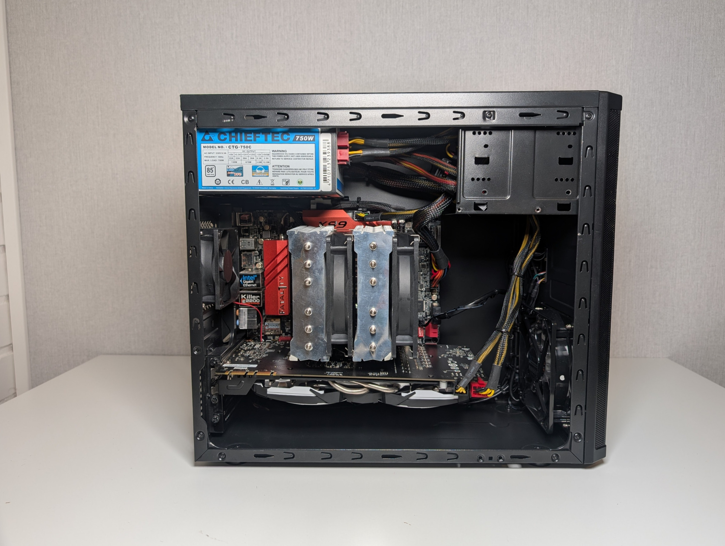 Pelikone sivuprofiilista ilman lasipaneelia