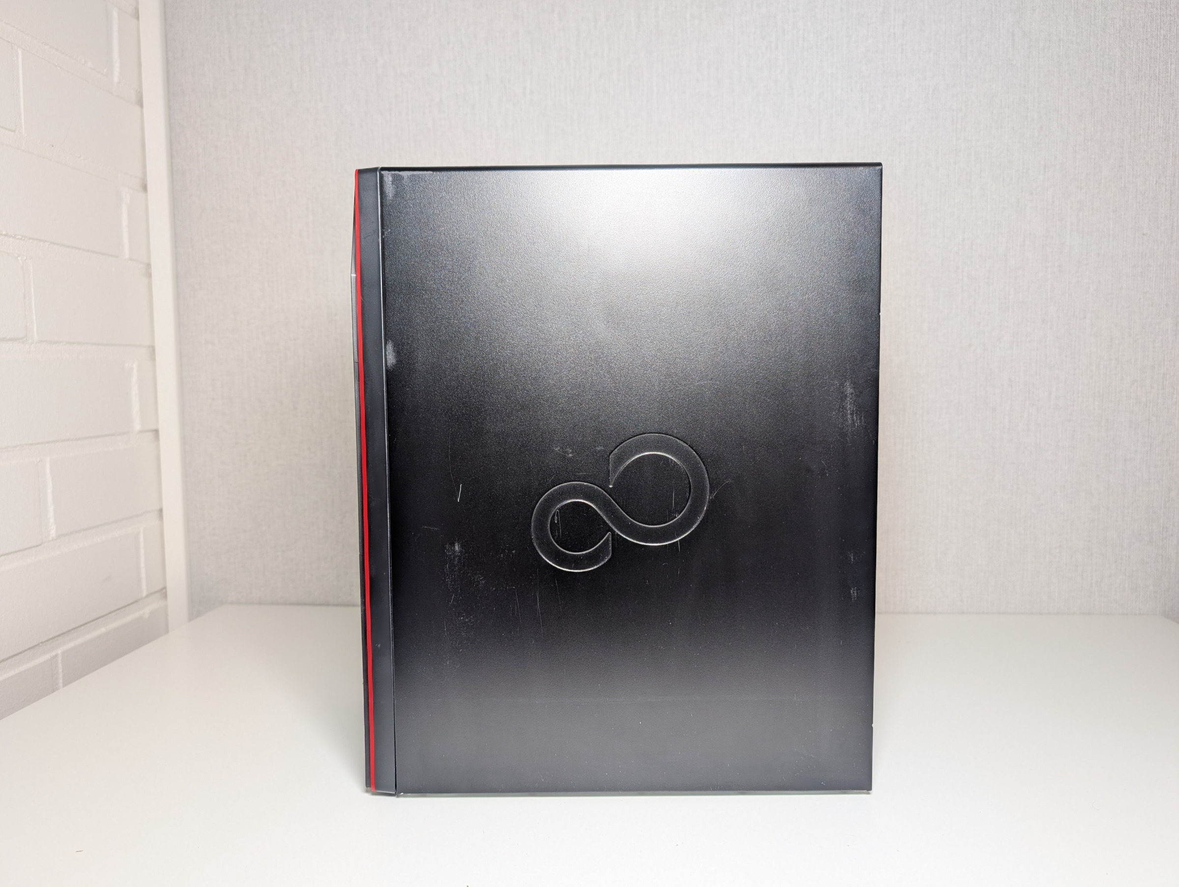 Pelikone toisesta sivusta kuvattuna