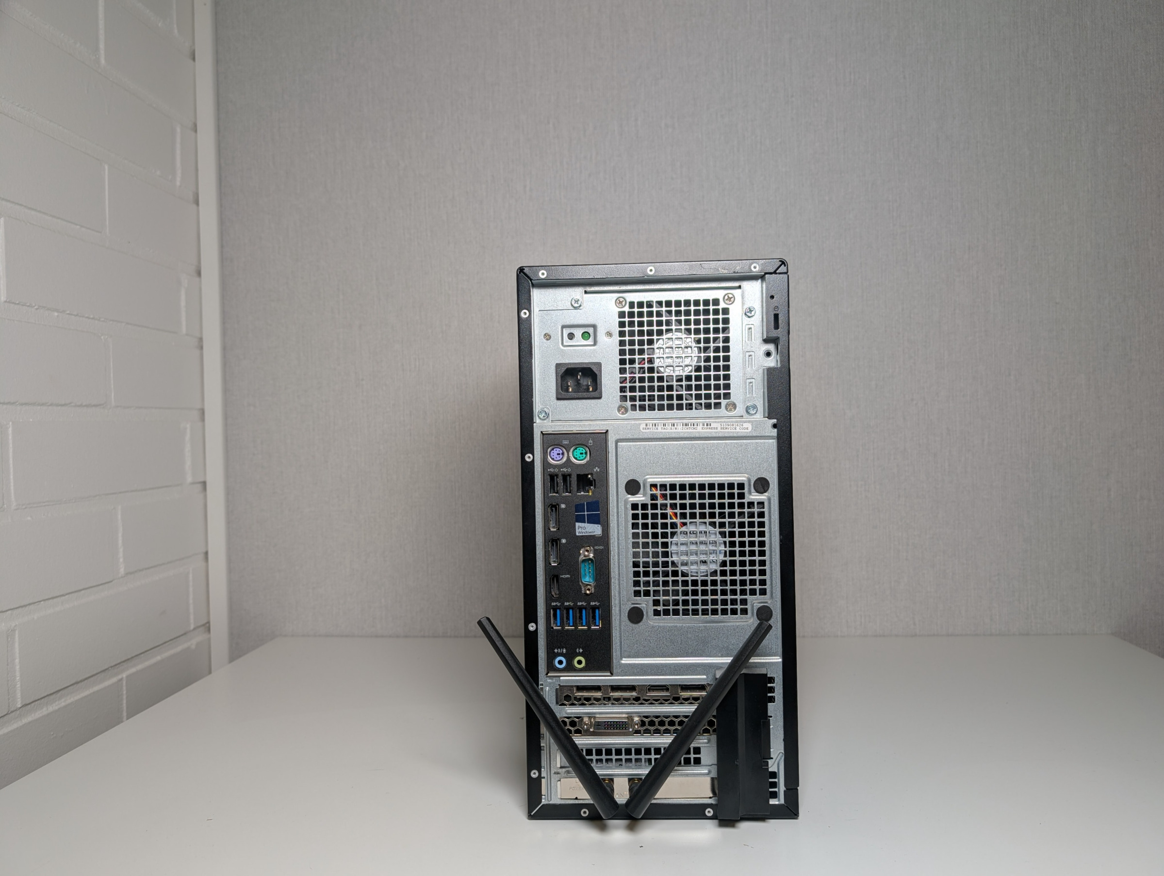 Pelikone takaa kuvattuna, liitännät