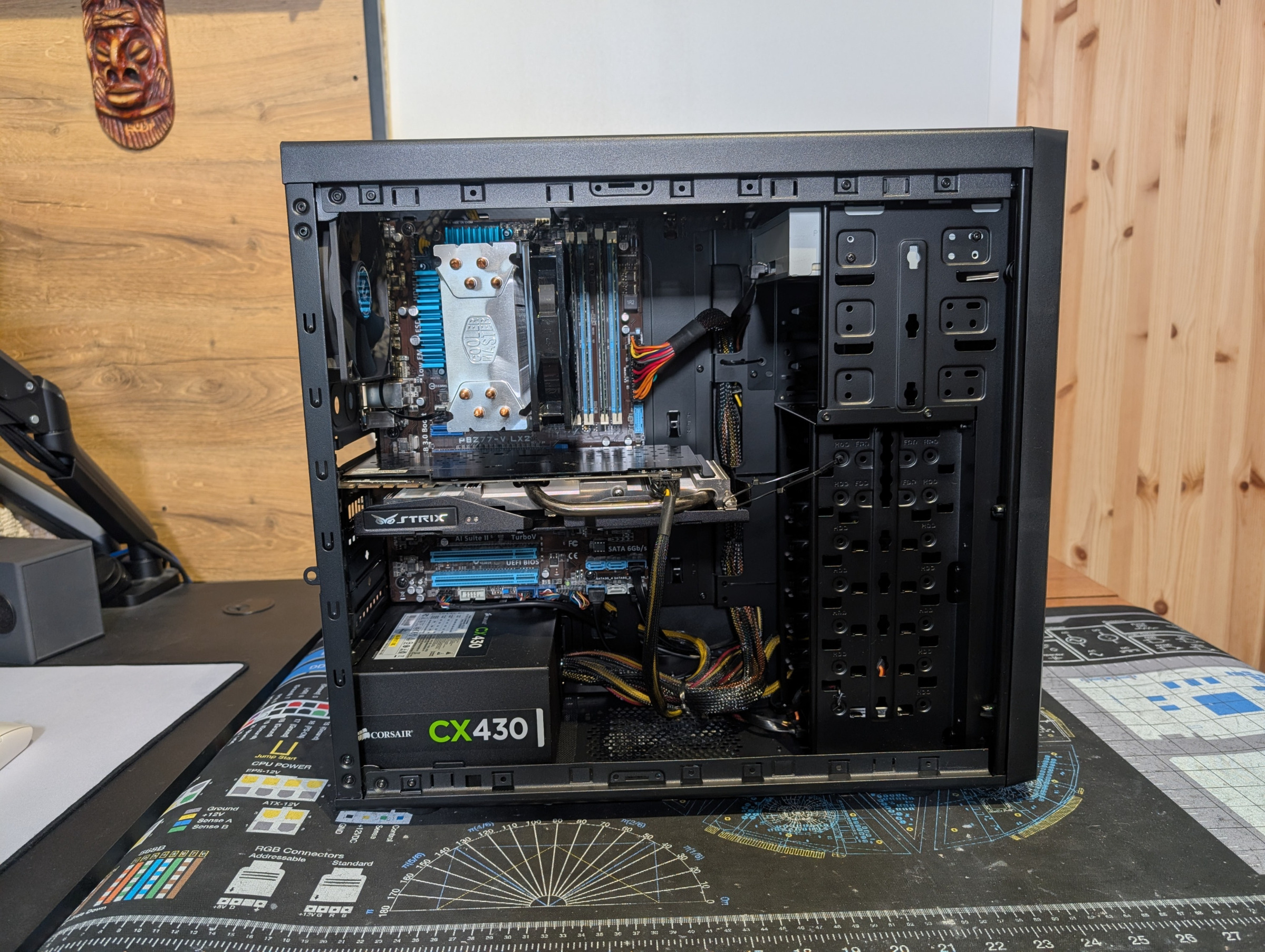 Pelikone sivusta kuvattuna, kylkipaneeli irroitettuna