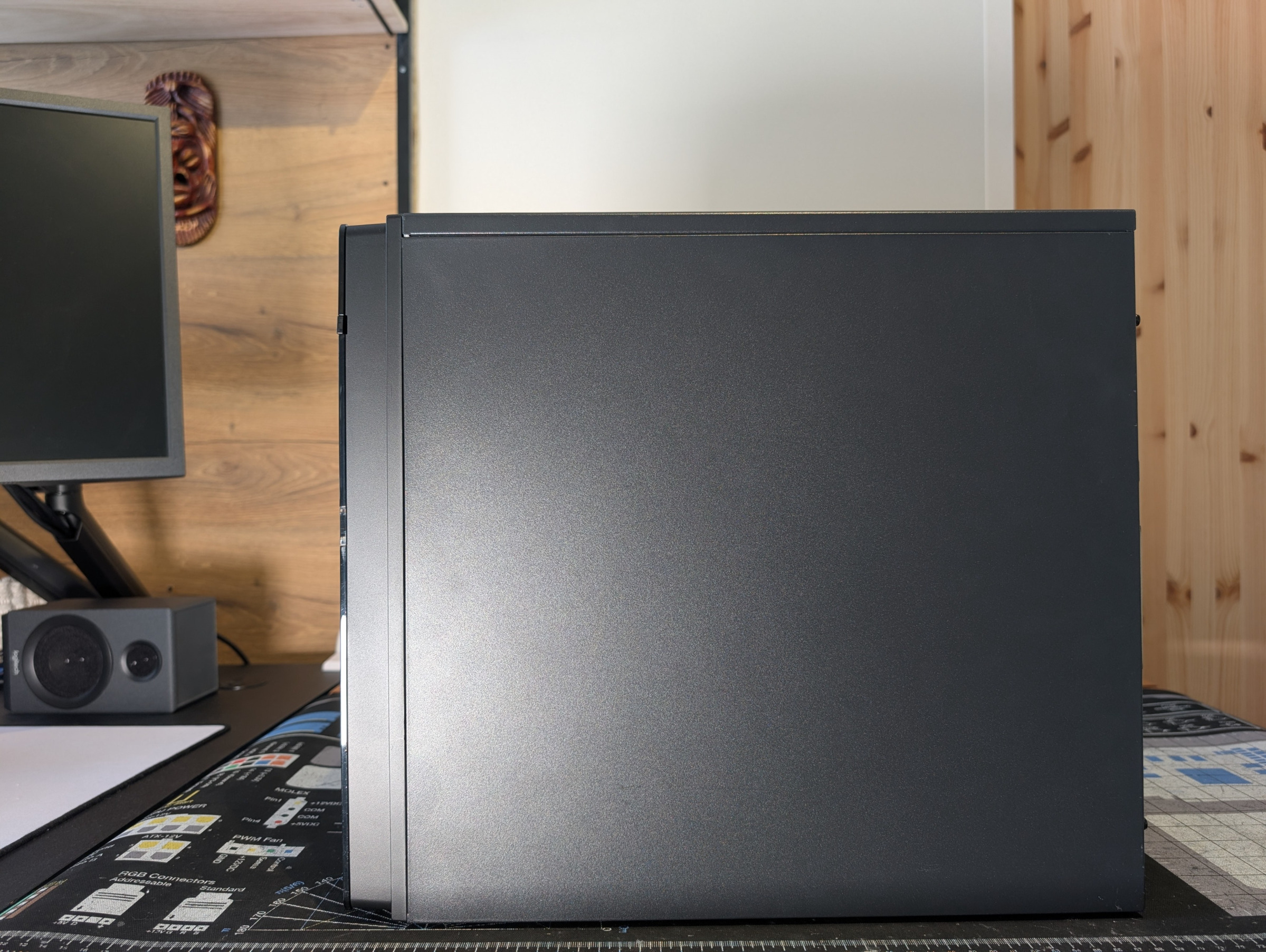 Pelikone toisesta sivusta kuvattuna