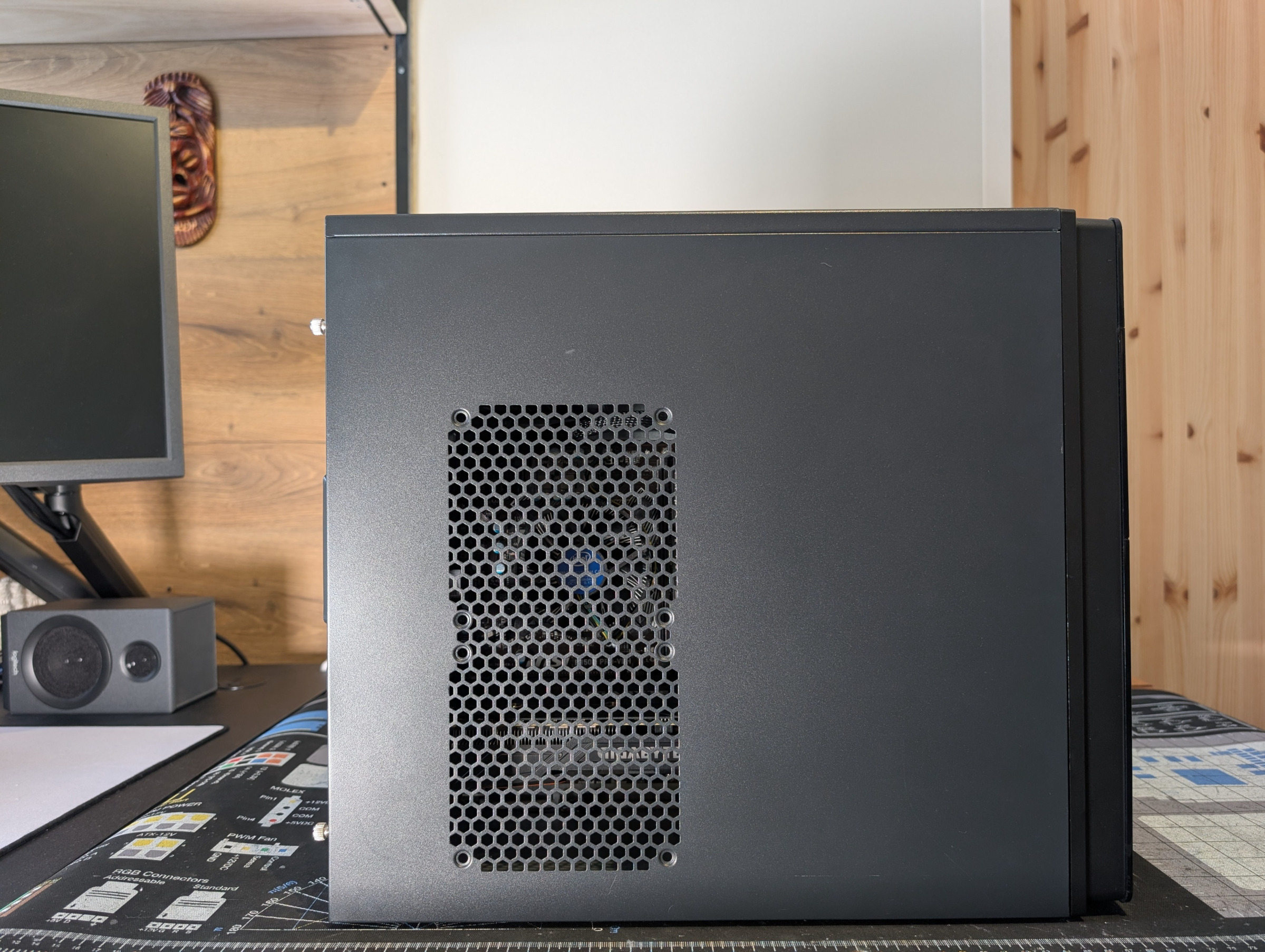 Pelikone sivulta kylkipaneeli paikallaan