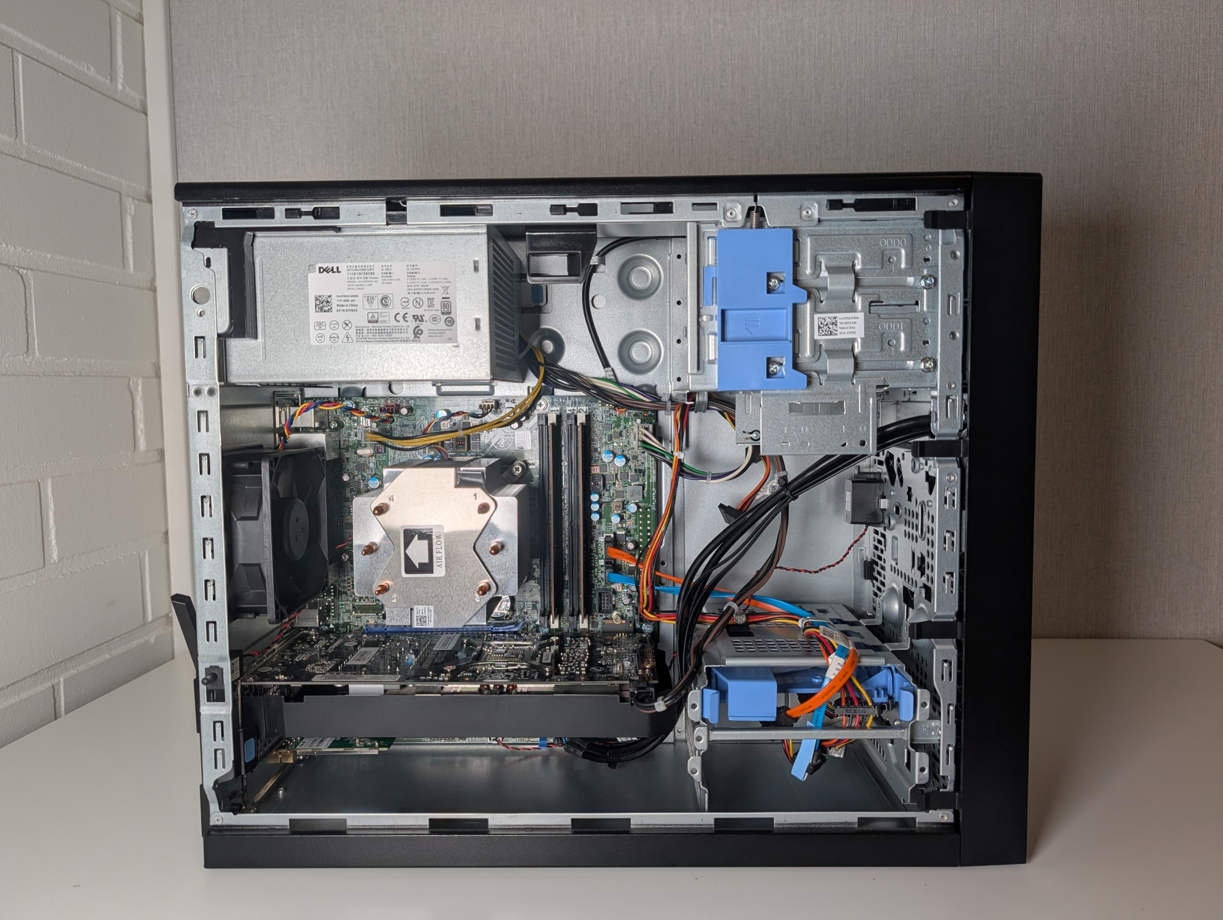 Pelikone sivusta kylkipaneeli poistettuna