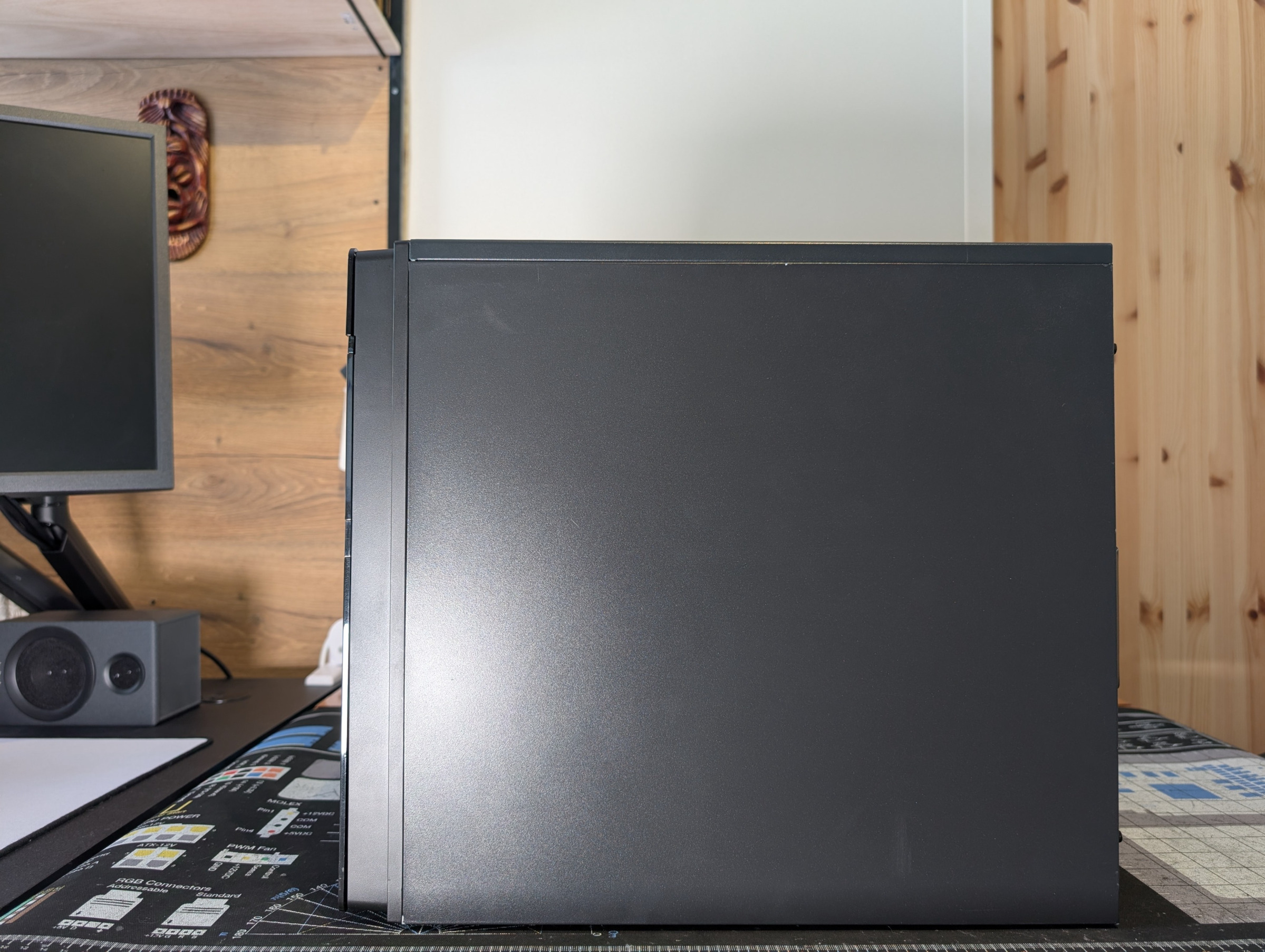 Pelikone toisesta sivusta kuvattuna