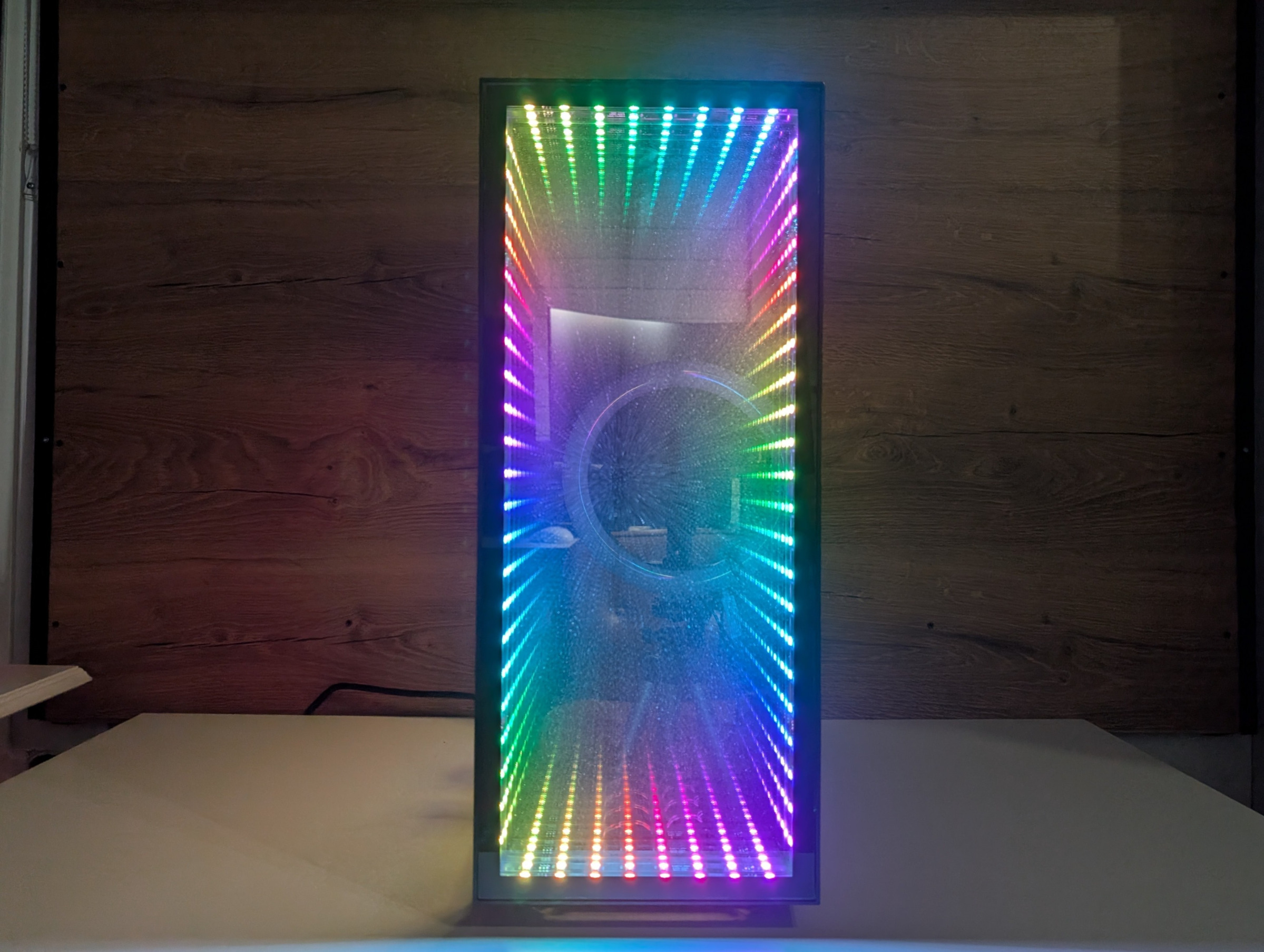 Pelikone edestä kuvattuna valot päällä. Huomaa infinity mirror tehoste valoissa