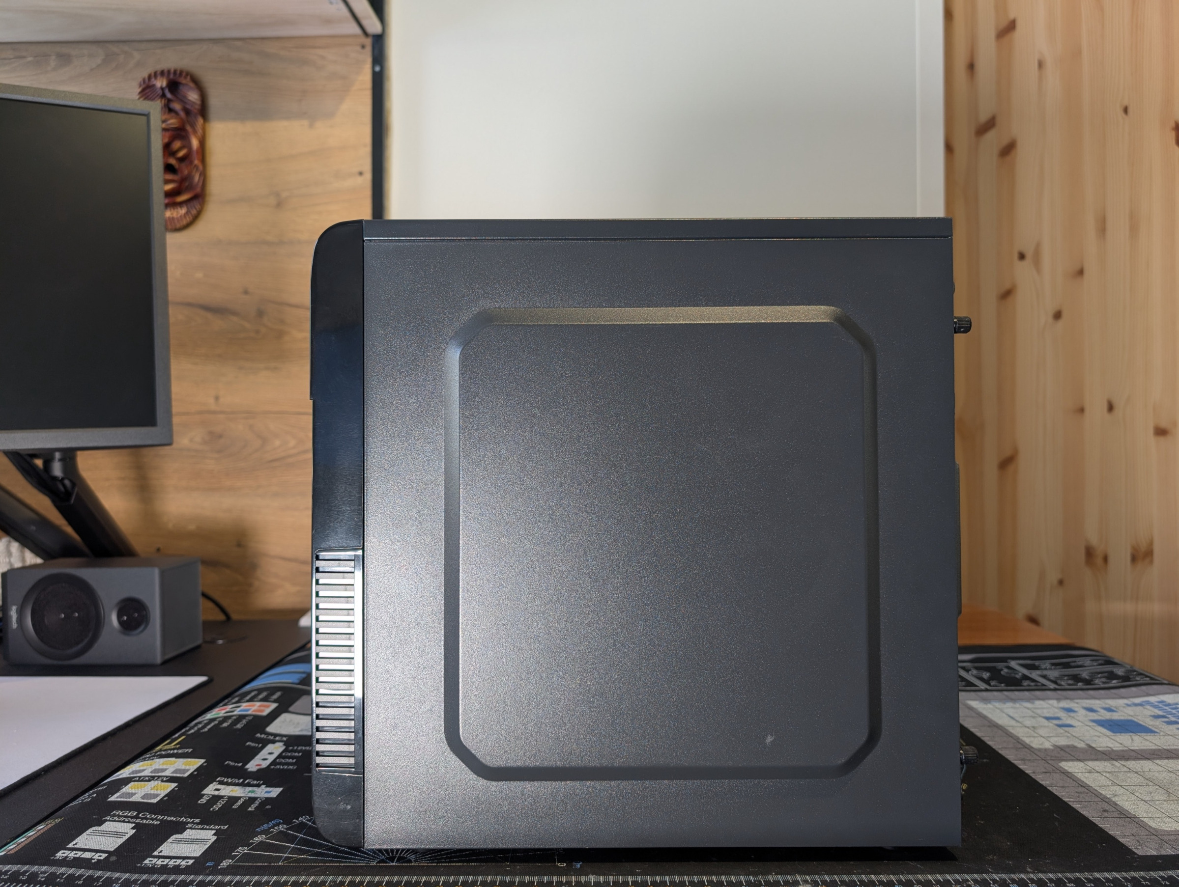 Pelikone toisesta sivusta kuvattuna