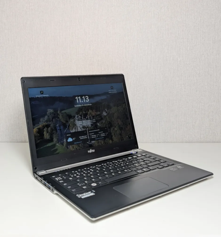 Käytetty kannettava tietokone - Fujitsu Lifebook UH572 - i5 & 8GB DDR3