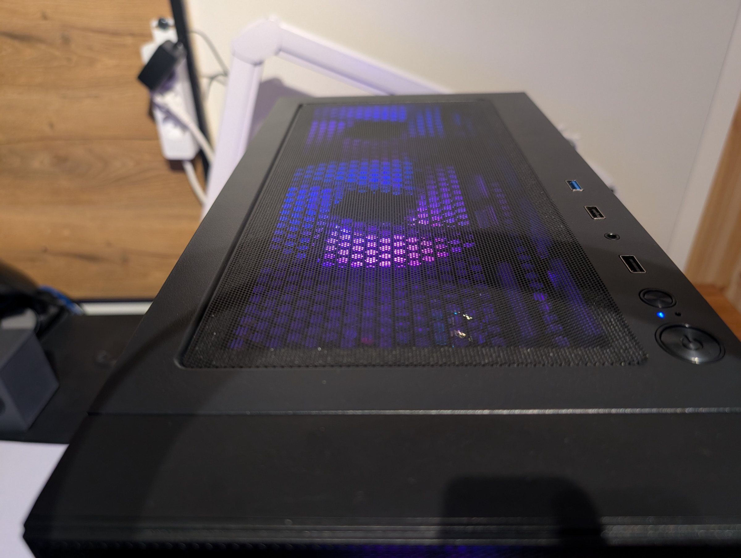 Pelikoneen etupuolen liitännät