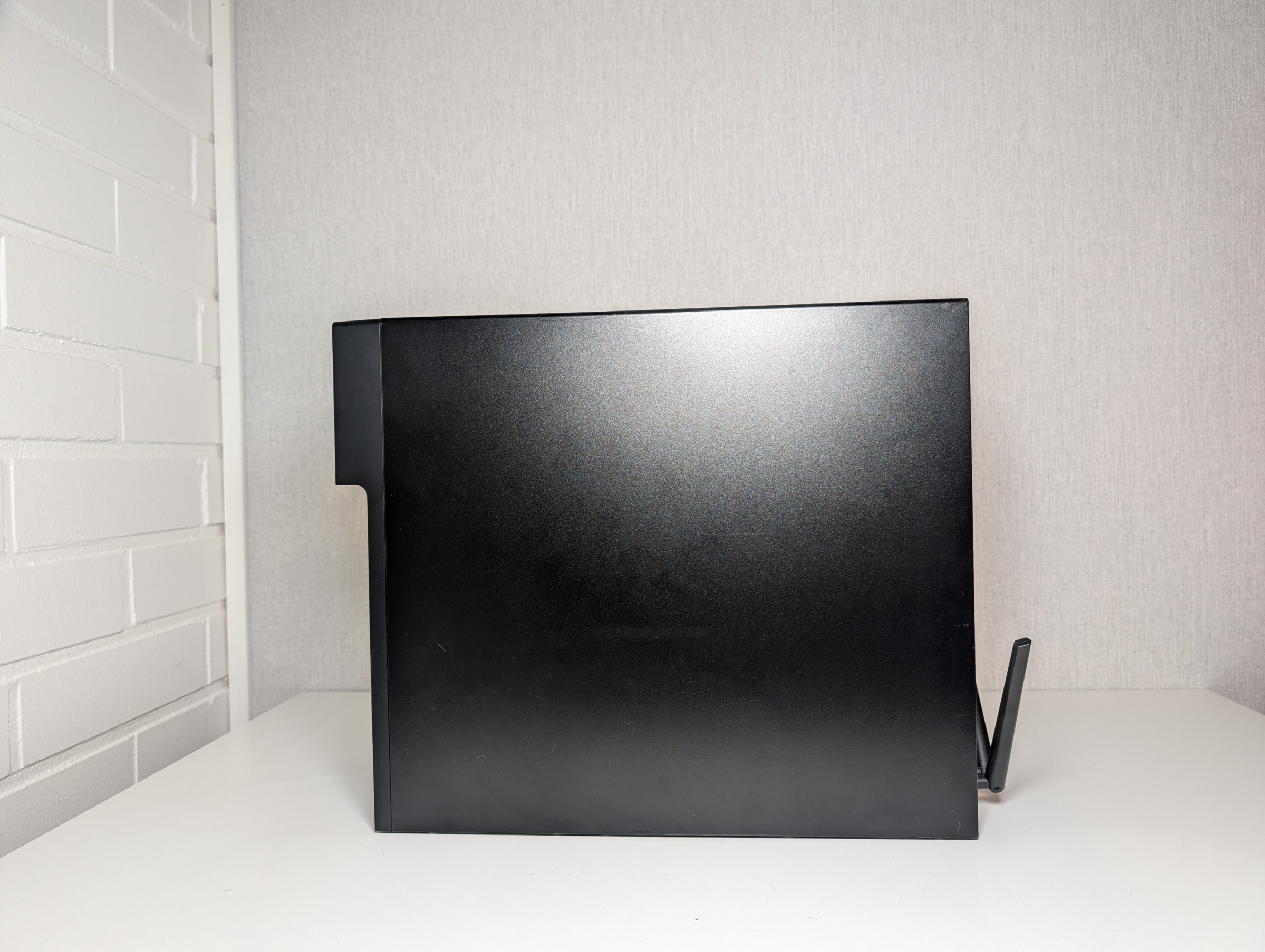 Pelikone toisesta sivusta kuvattuna