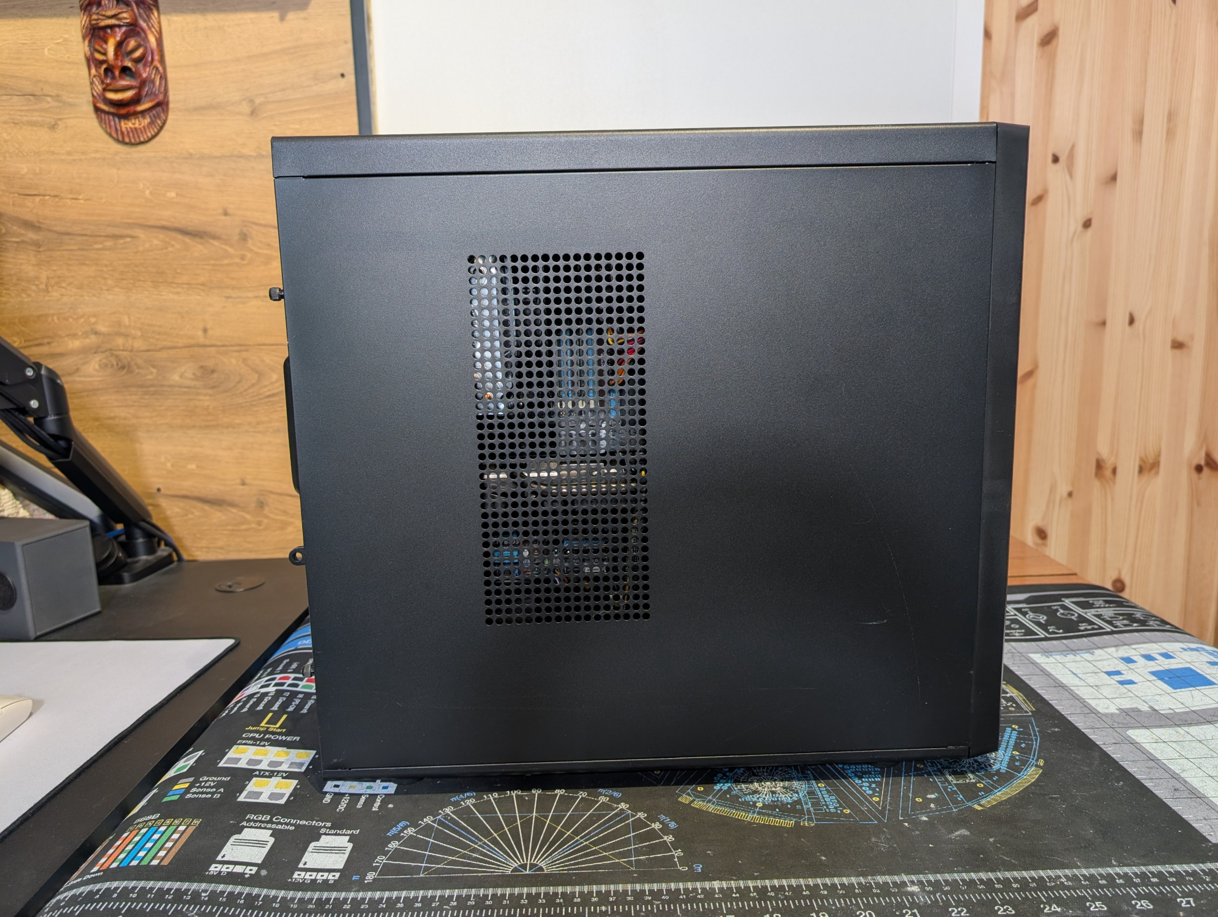 Pelikone sivusta kuvattuna