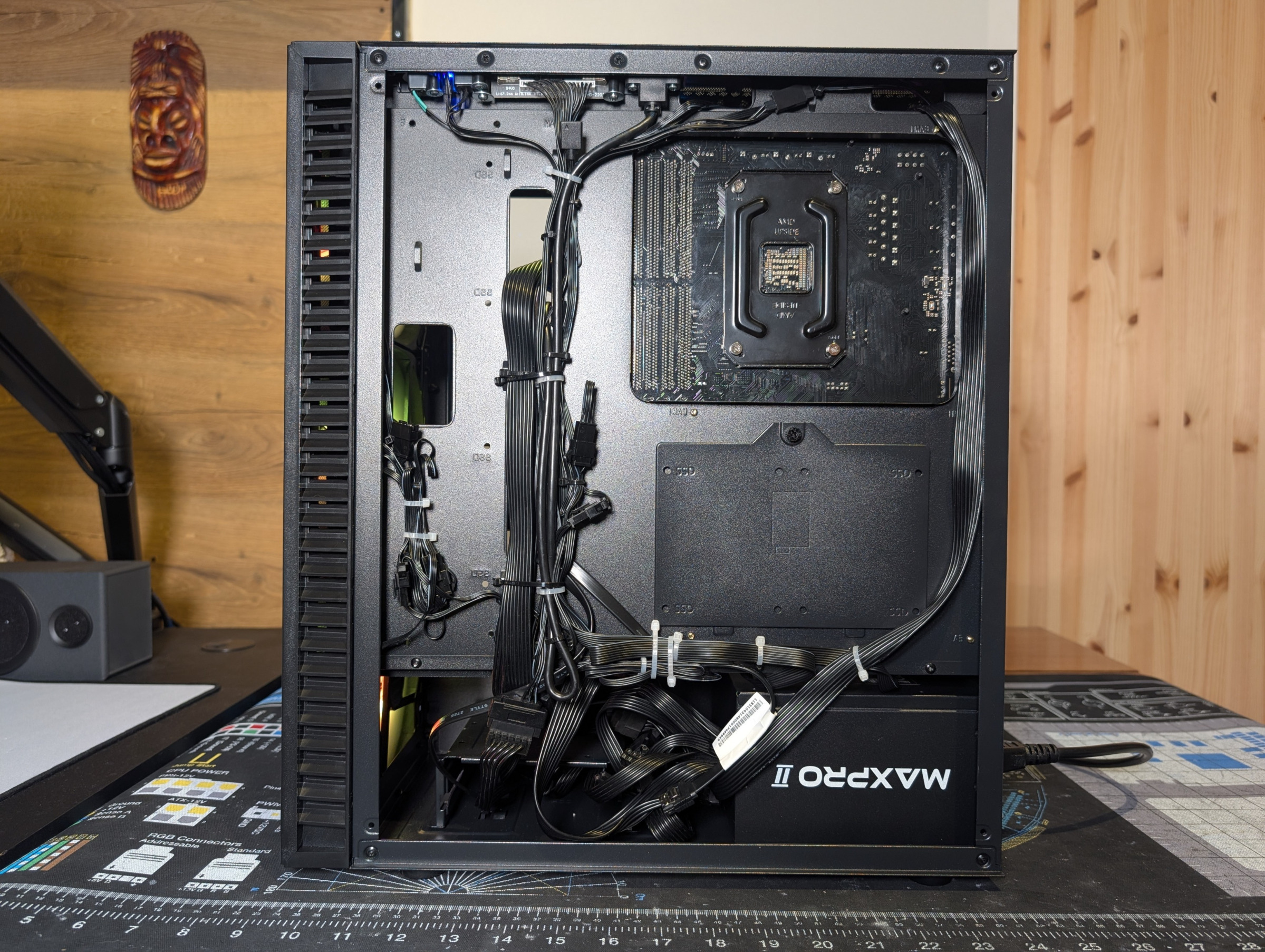 Pelikone toisesta sivusta kuvattuna - kaapelinhallinta