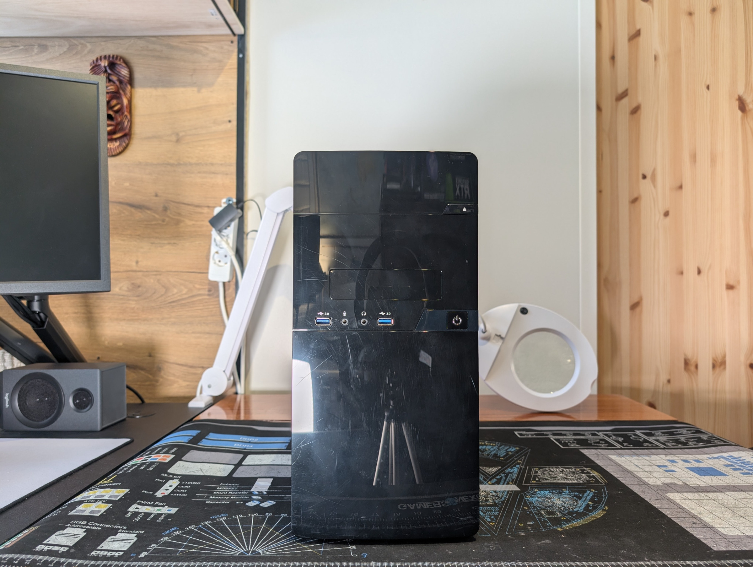 Pelikone edestä kuvattuna