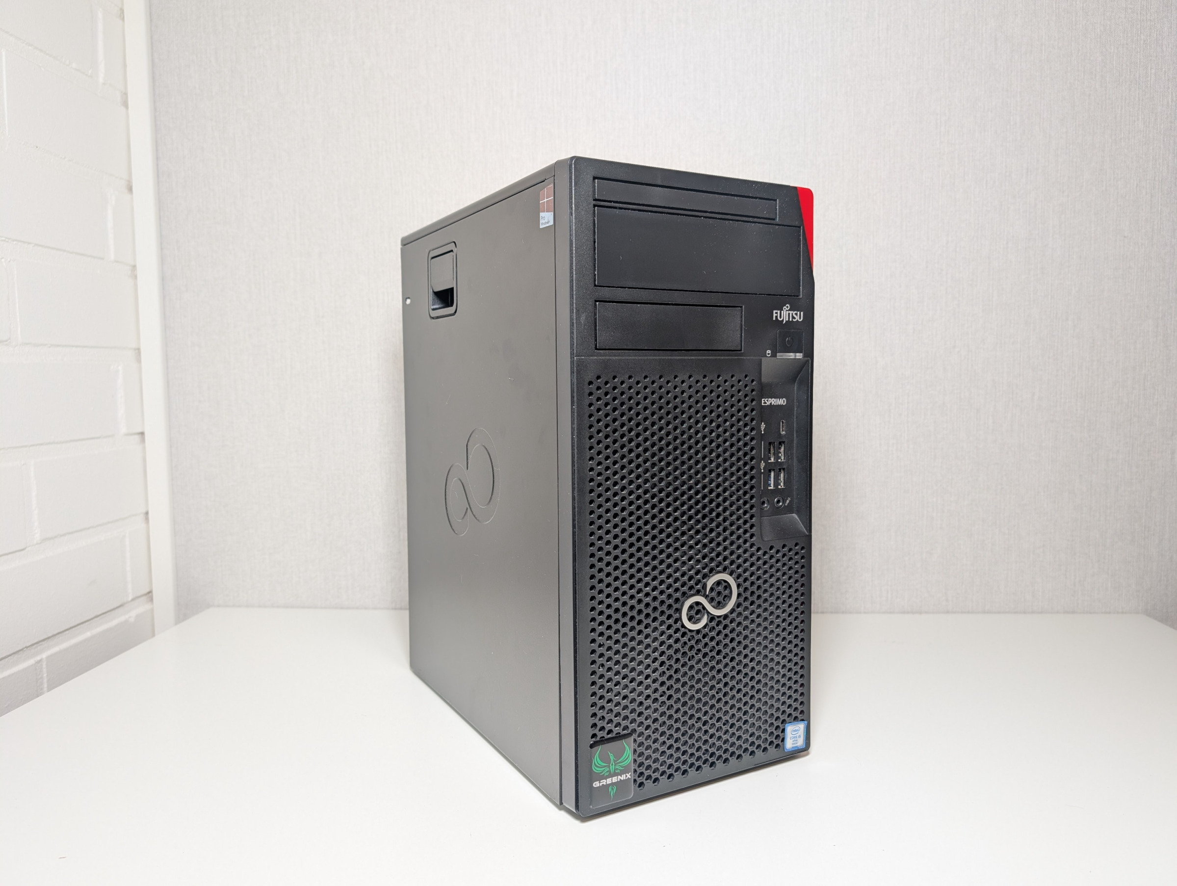 Pelikone viistosta kuvattuna