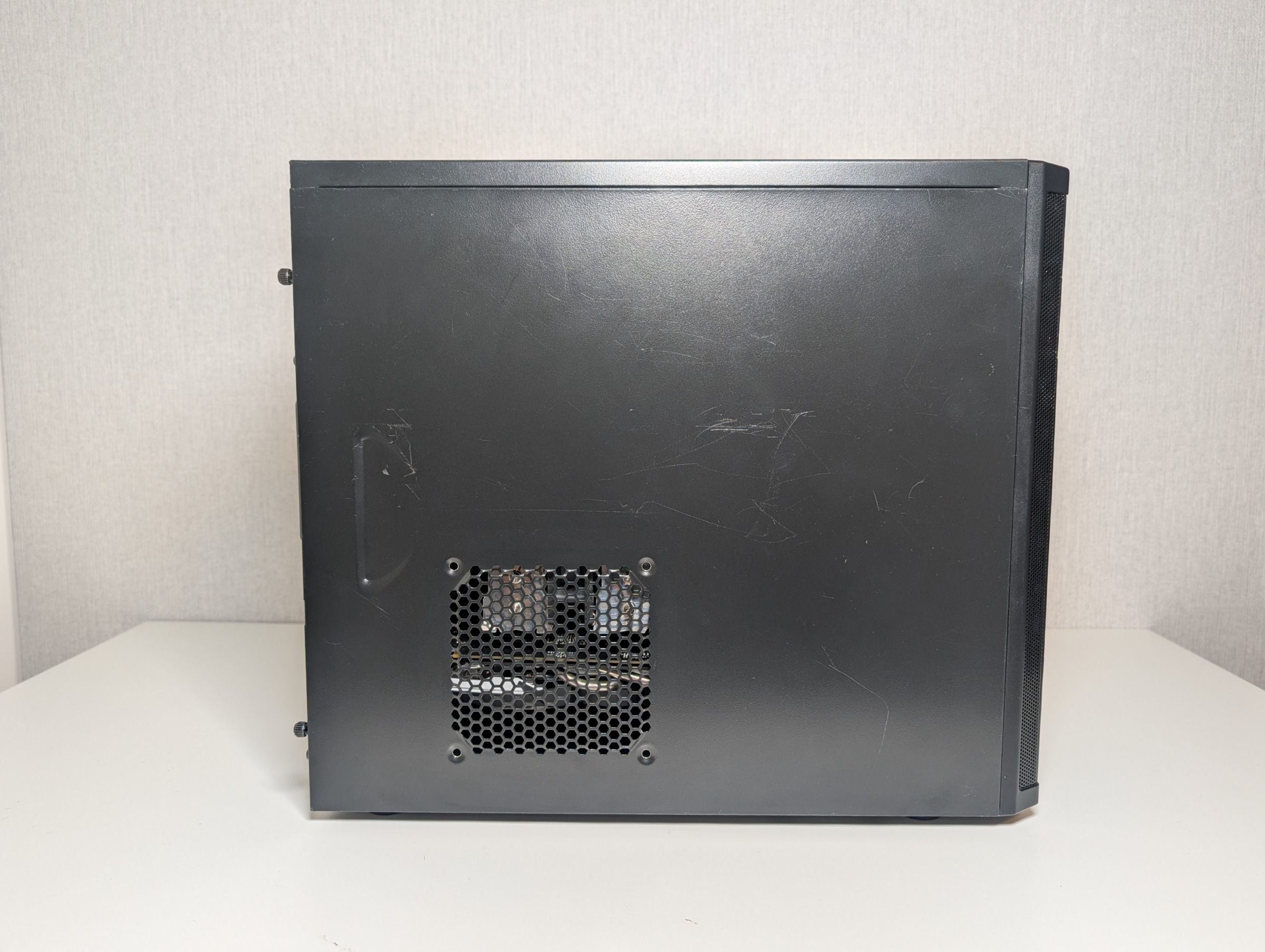 Pelikone sivuprofiilista lasi asennettuna