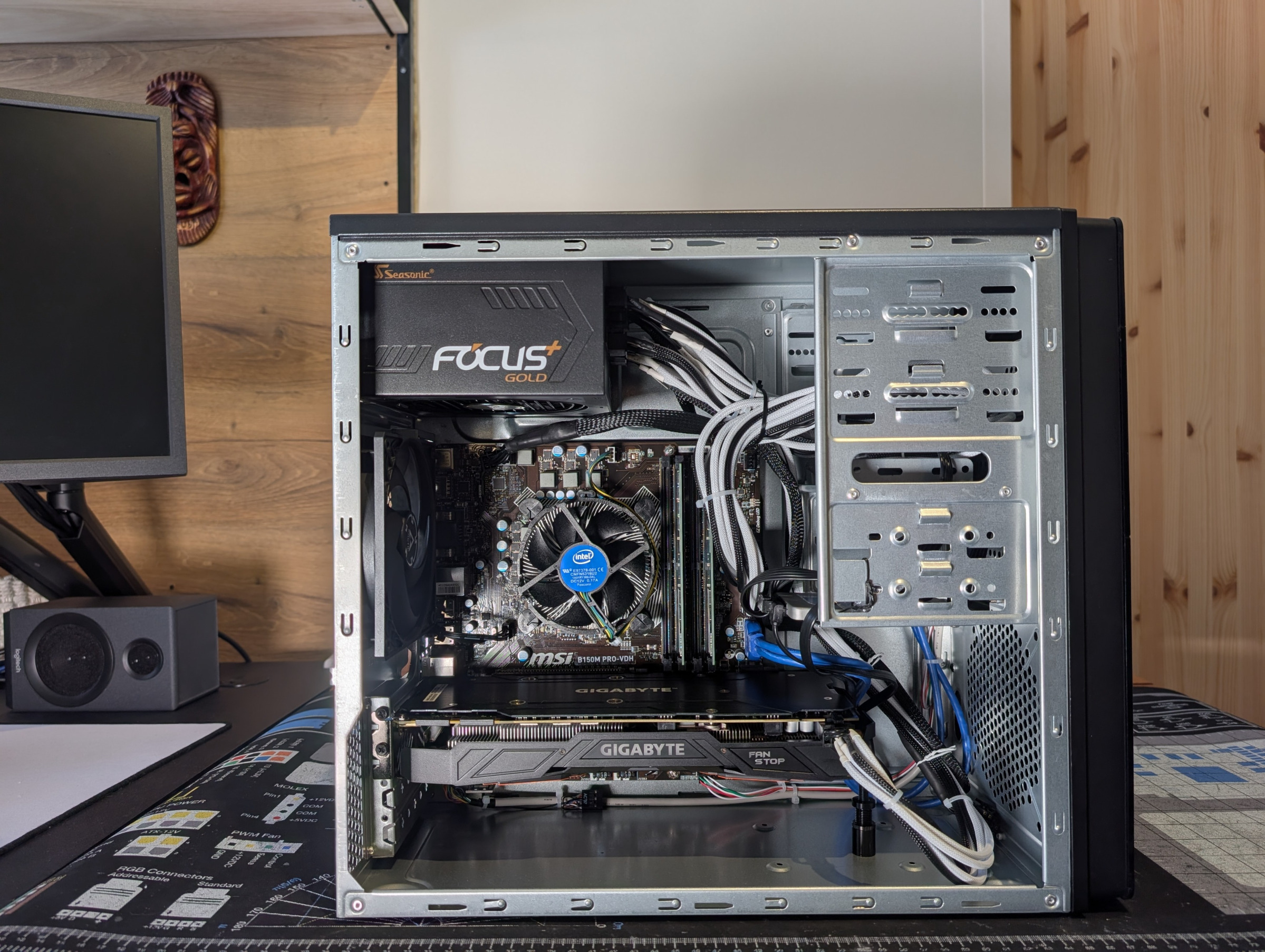 Pelikone sivusta kylkipaneeli poistettuna