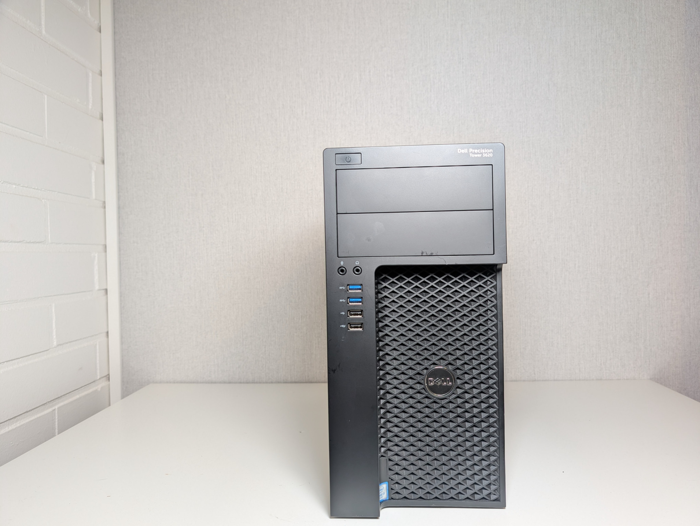 Pelikone edestä kuvattuna