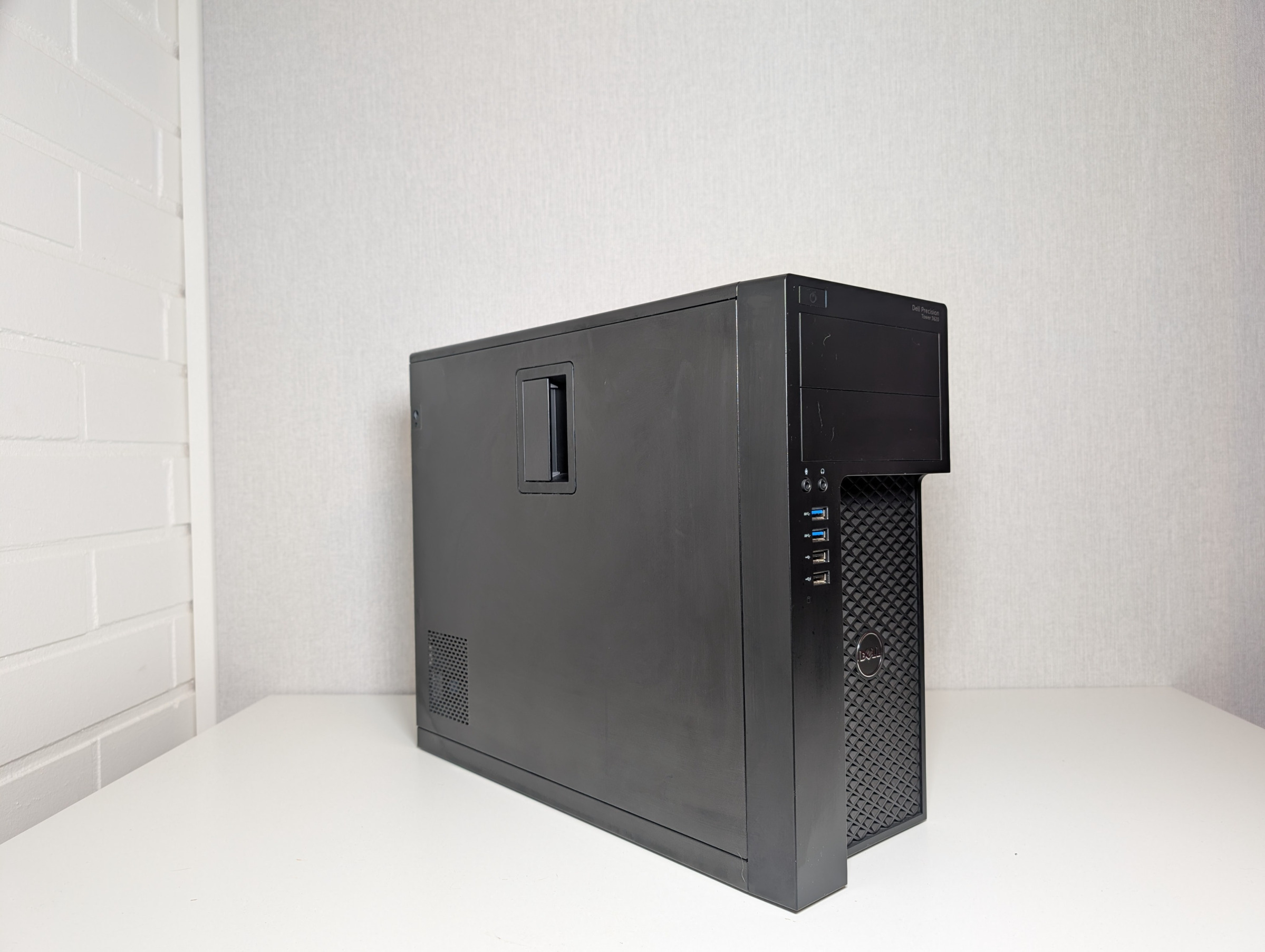 Pelikone viistosta kuvattuna