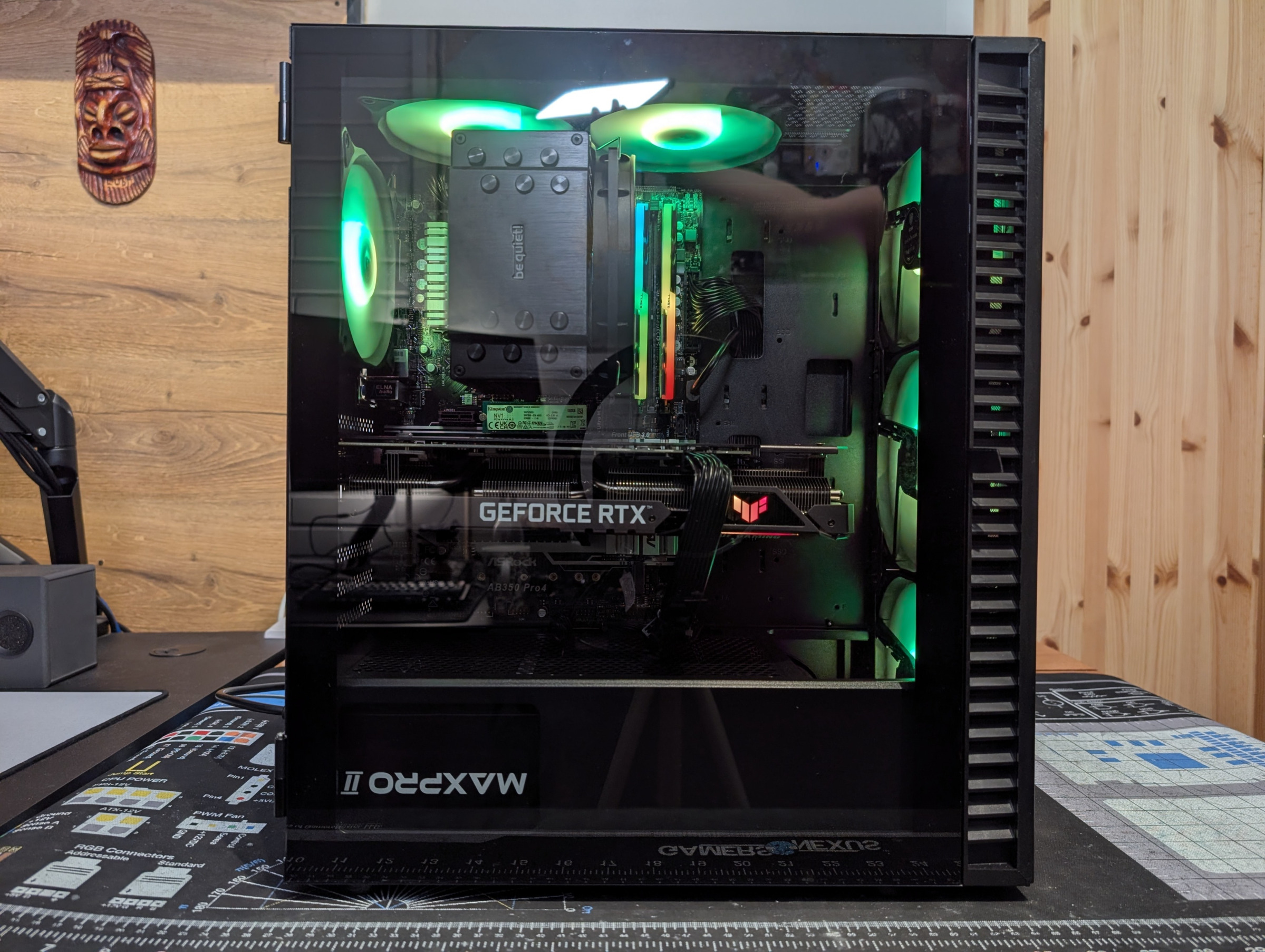 Pelikone sivusta kuvattuna