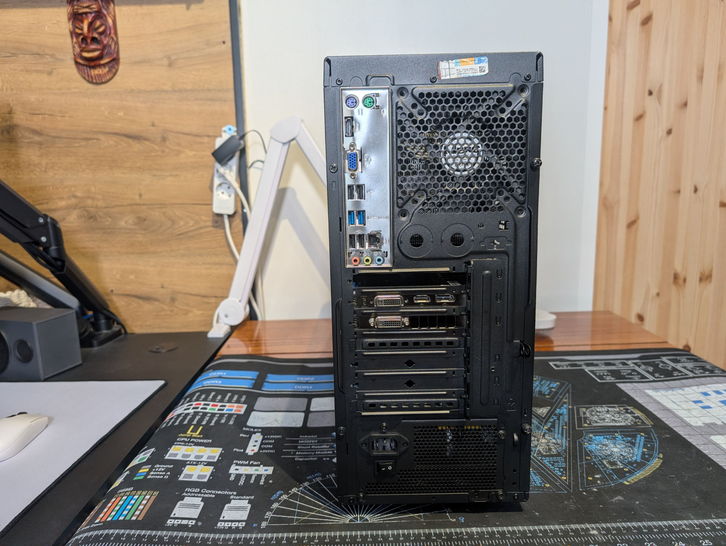 Pelikone takaa kuvattuna - liitännät