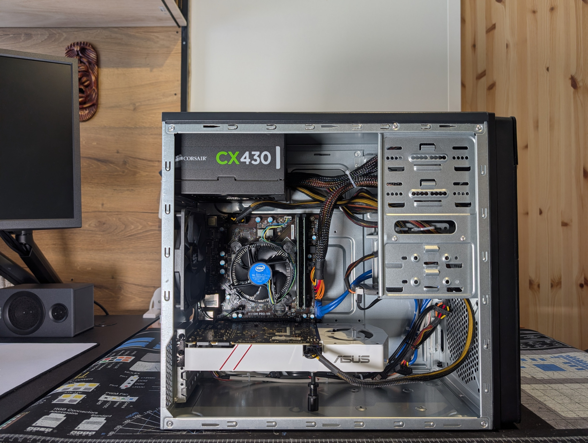 Pelikone sivusta kylkipaneeli poistettuna