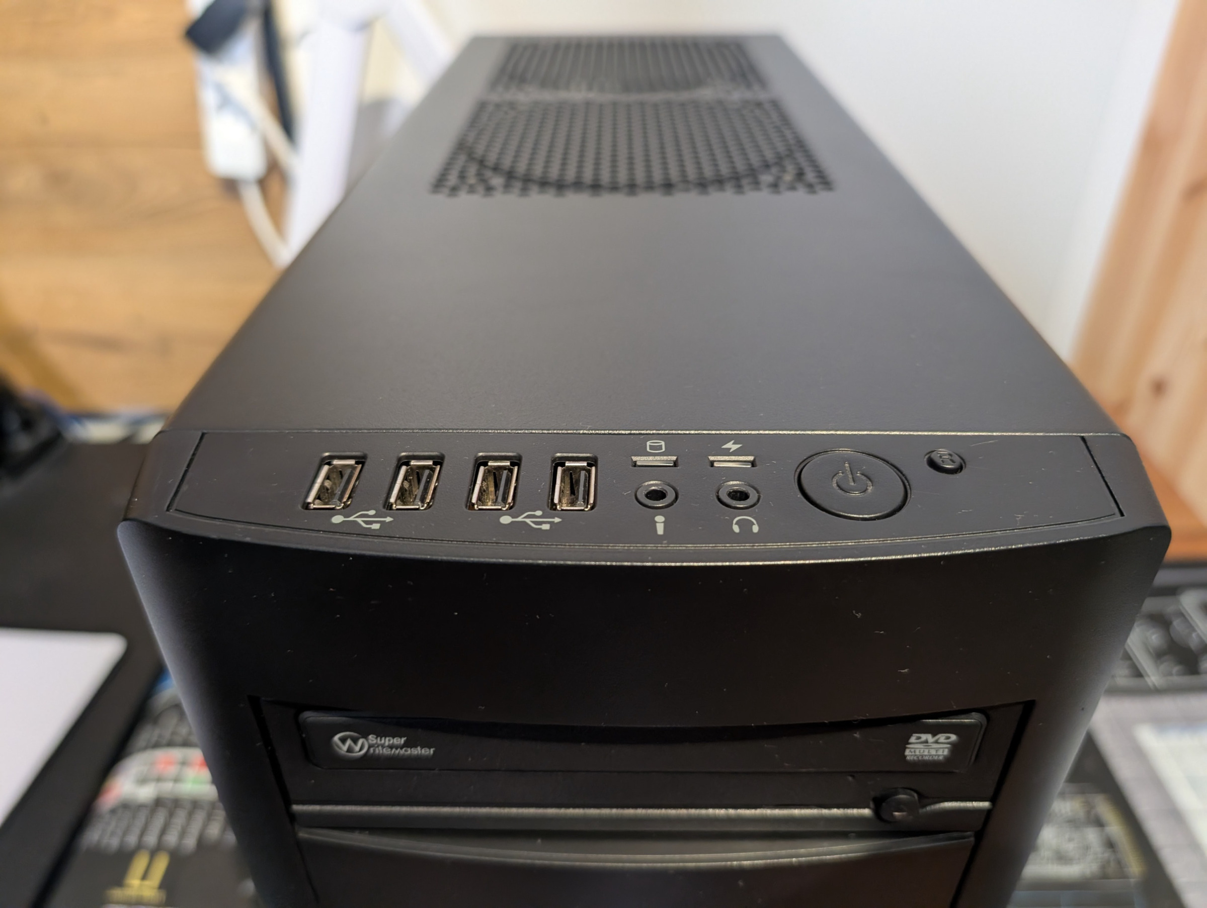 Pelikone etupaneelin liitännät