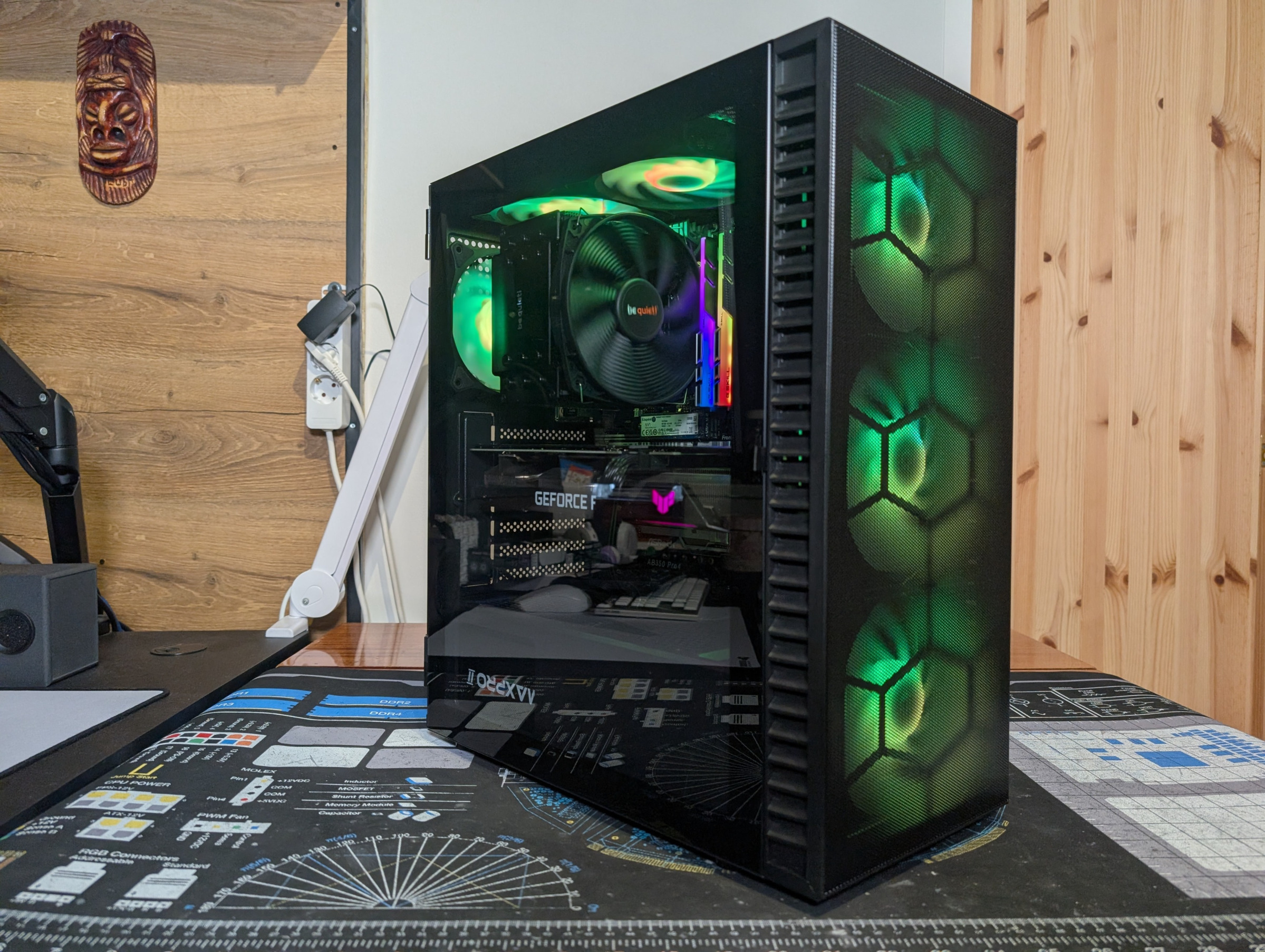 Pelikone viistosta kuvattuna