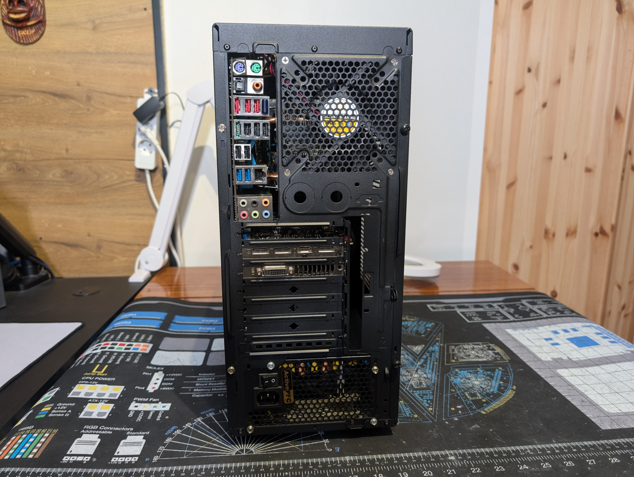 Pelikone takaa kuvattuna, liitännät, emolevyn taustalevy uupuu, kosmeettinen puute