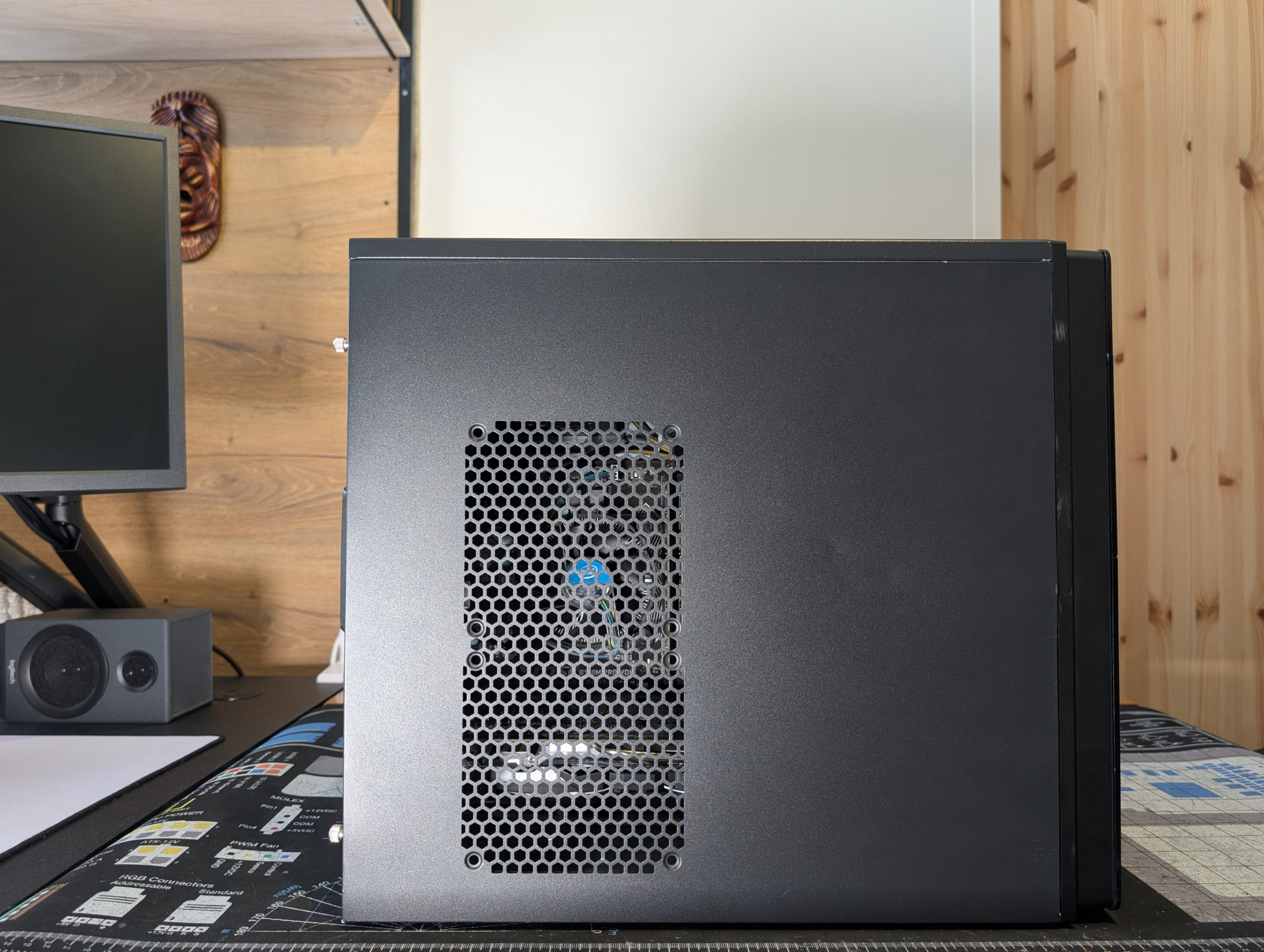 Pelikone sivulta kylkipaneeli paikallaan