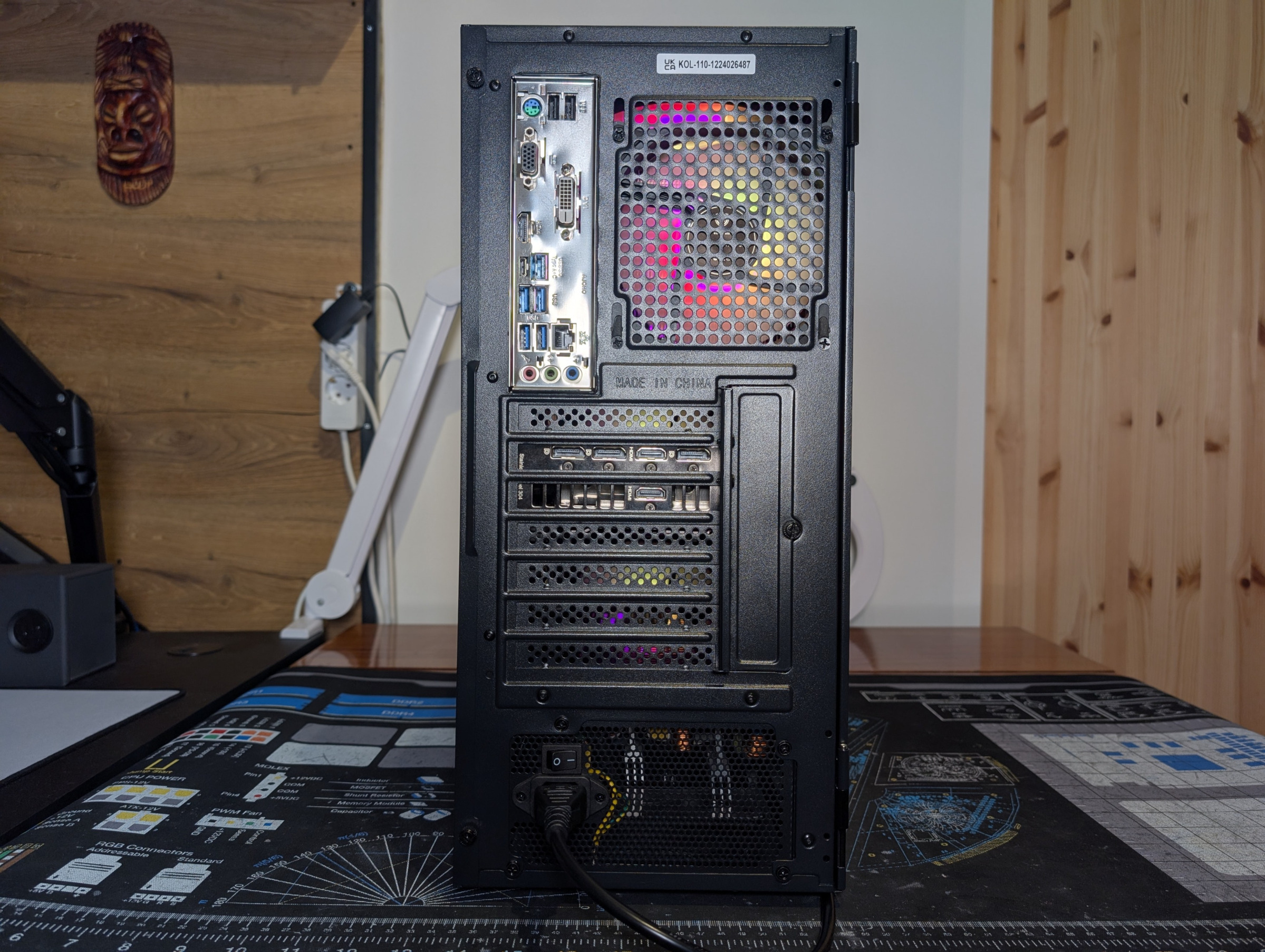 Pelikone takaa kuvattuna - liitännät